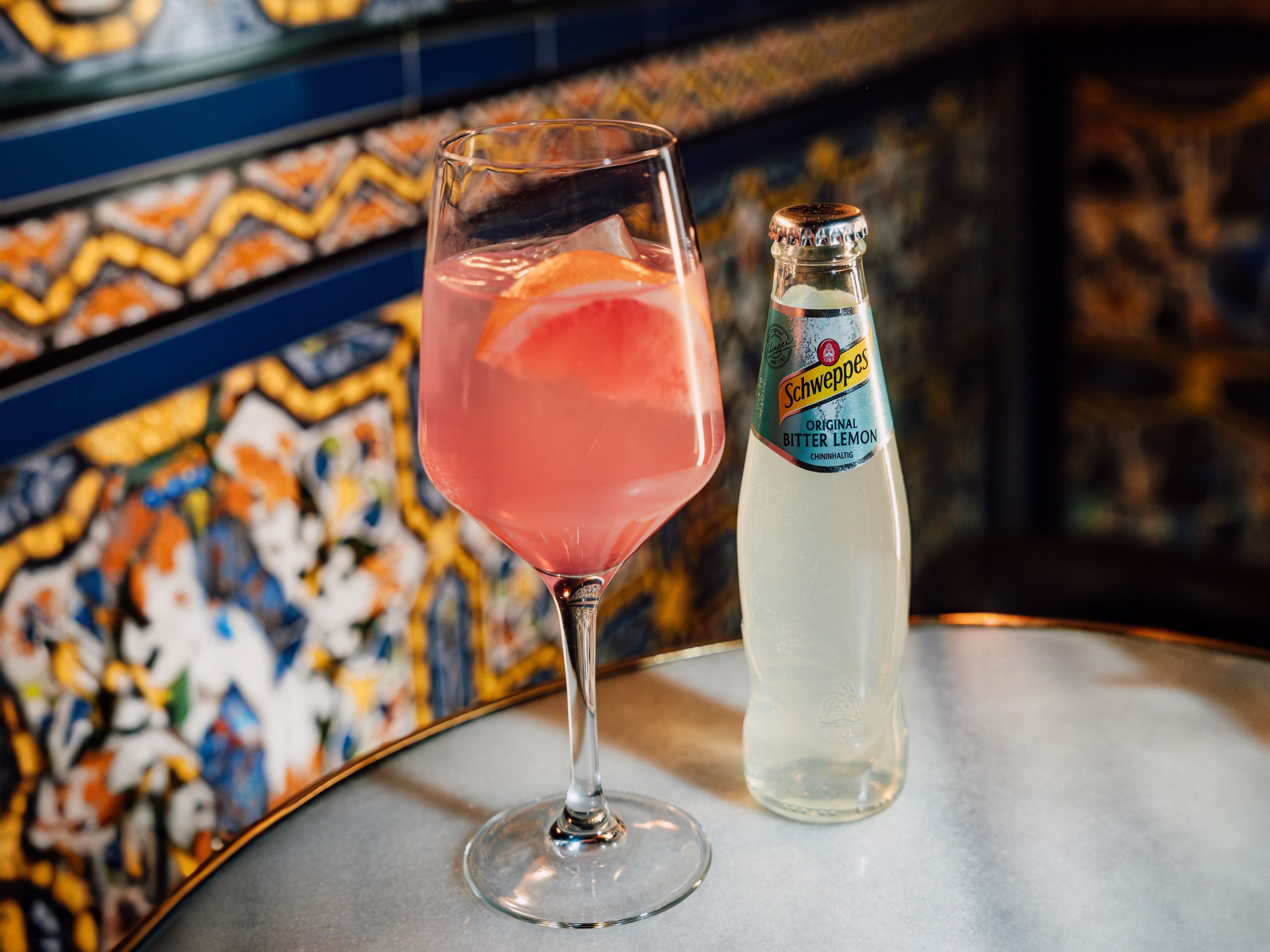 Sarti Rosa in ein mit Eiswürfeln gefülltes Glas geben und mit Schweppes Original Bitter Lemon auffüllen. Mit einer Grapefruitspalte garnieren und genießen!