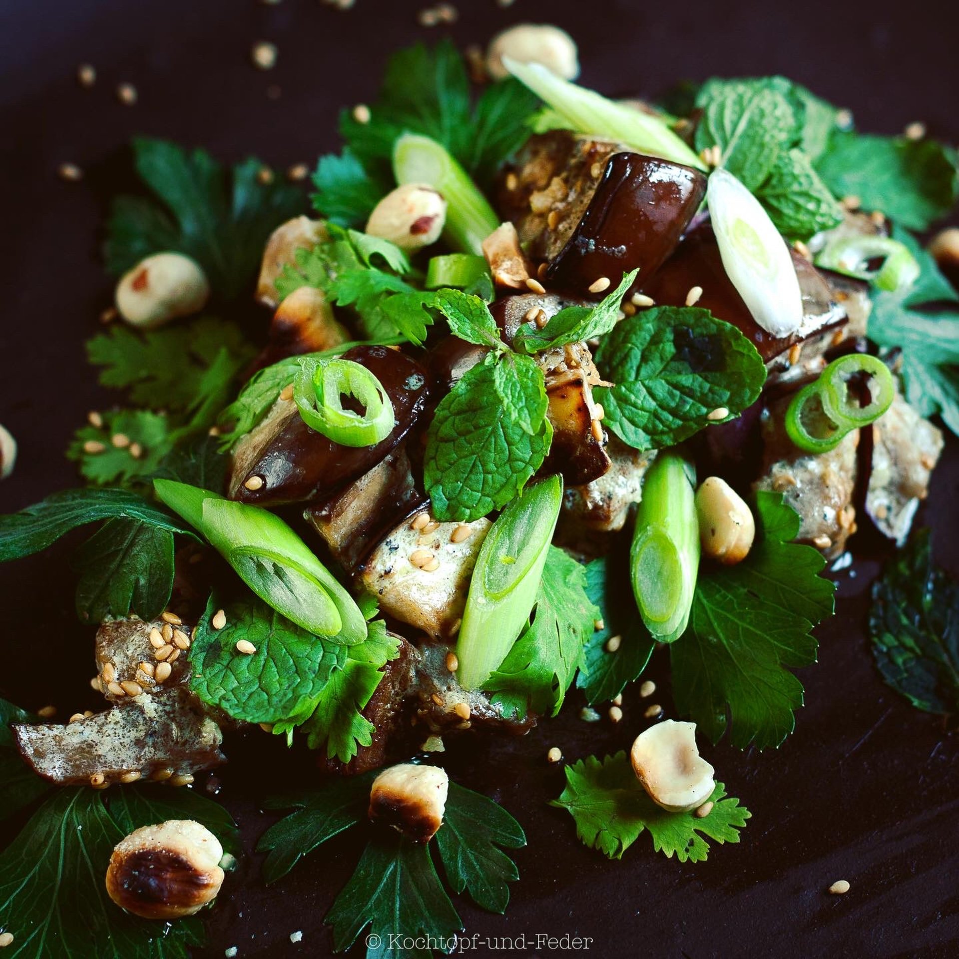 Auberginensalat mit Joghurt, Minze und Haselnuss | Rezept | Kitchen Stories