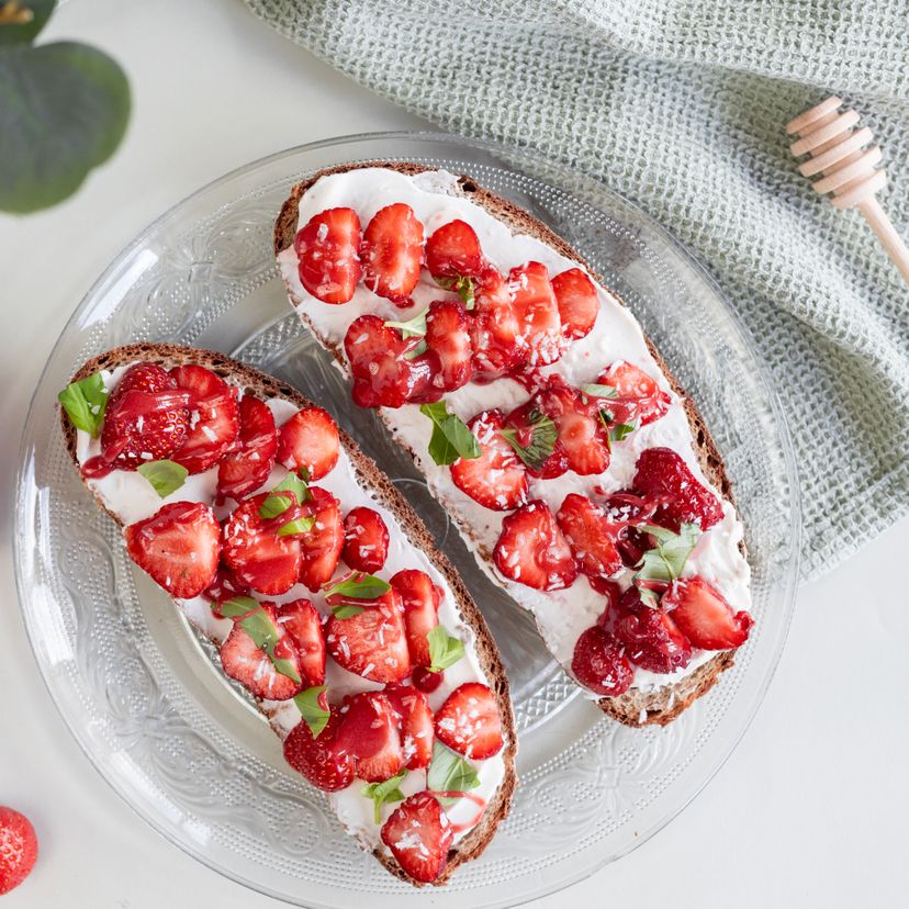 Belegtes Berry-Frischkäsebrot - mit Honig & Erdbeere