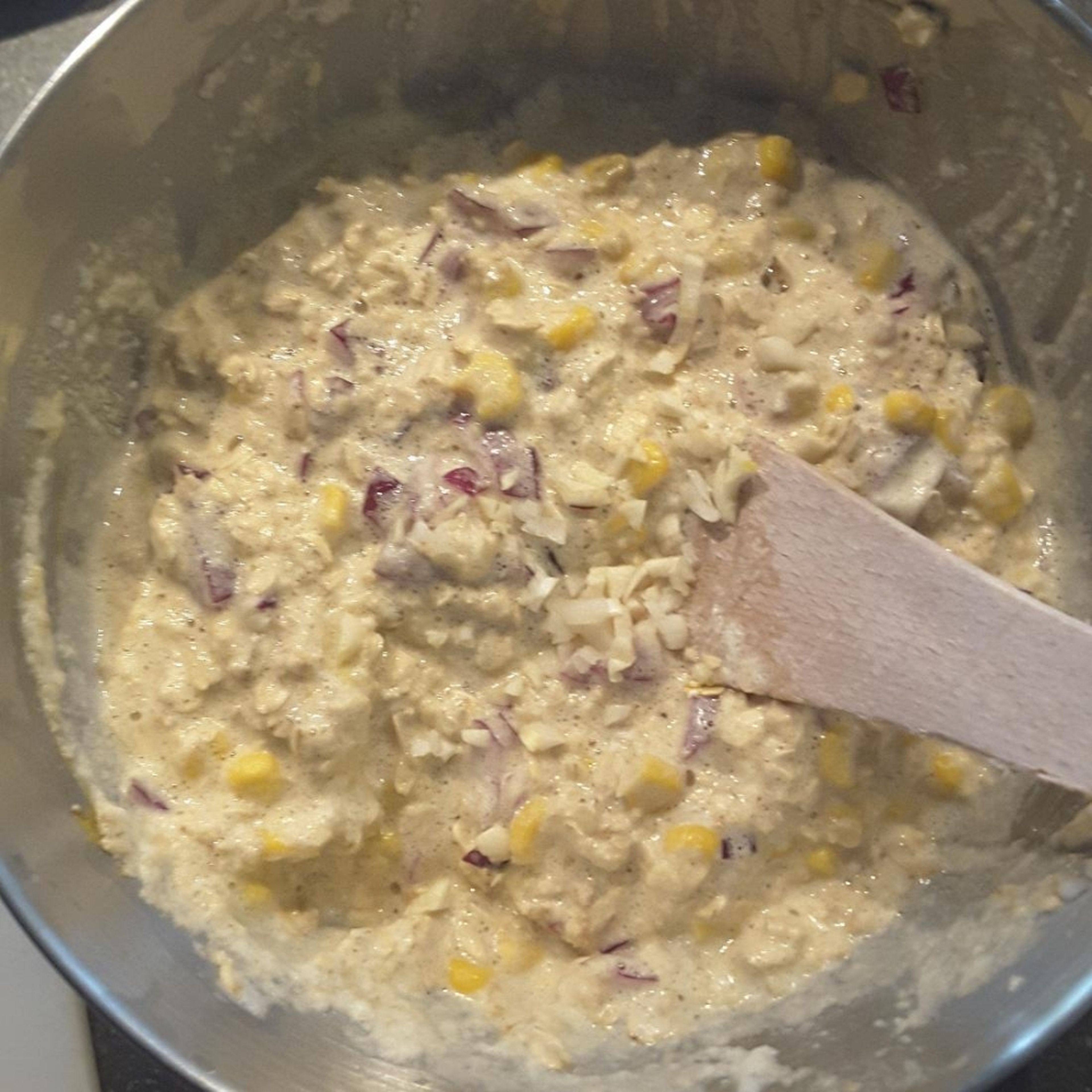 Eigelb von Eiweiß trennen und Eiweiß schaumig schlagen. Die restlichen Zutaten mit dem Eigelb vermischen und anschließend das Eiweiß unterrühren.