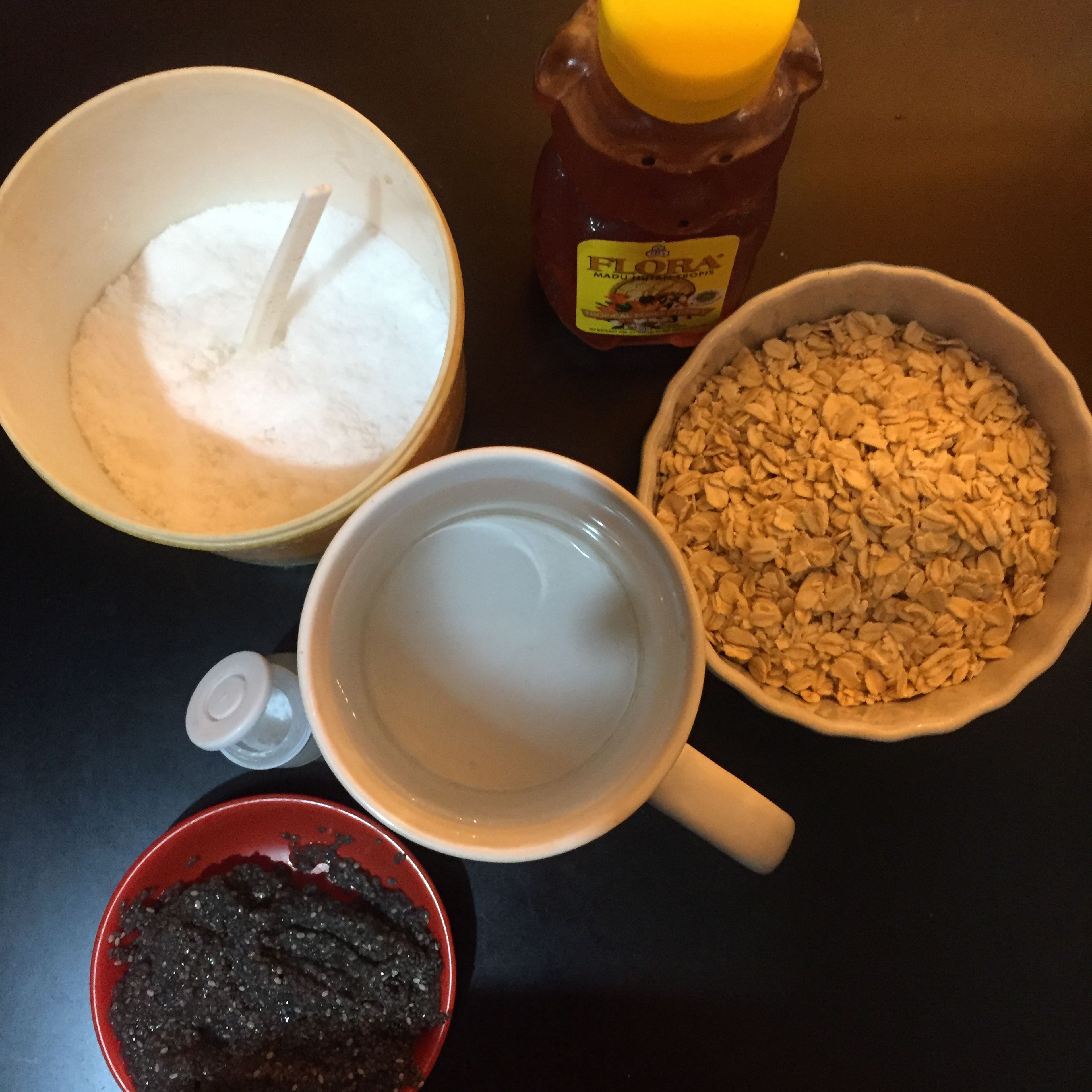 This ingredients homemade chia seeds oatmilk