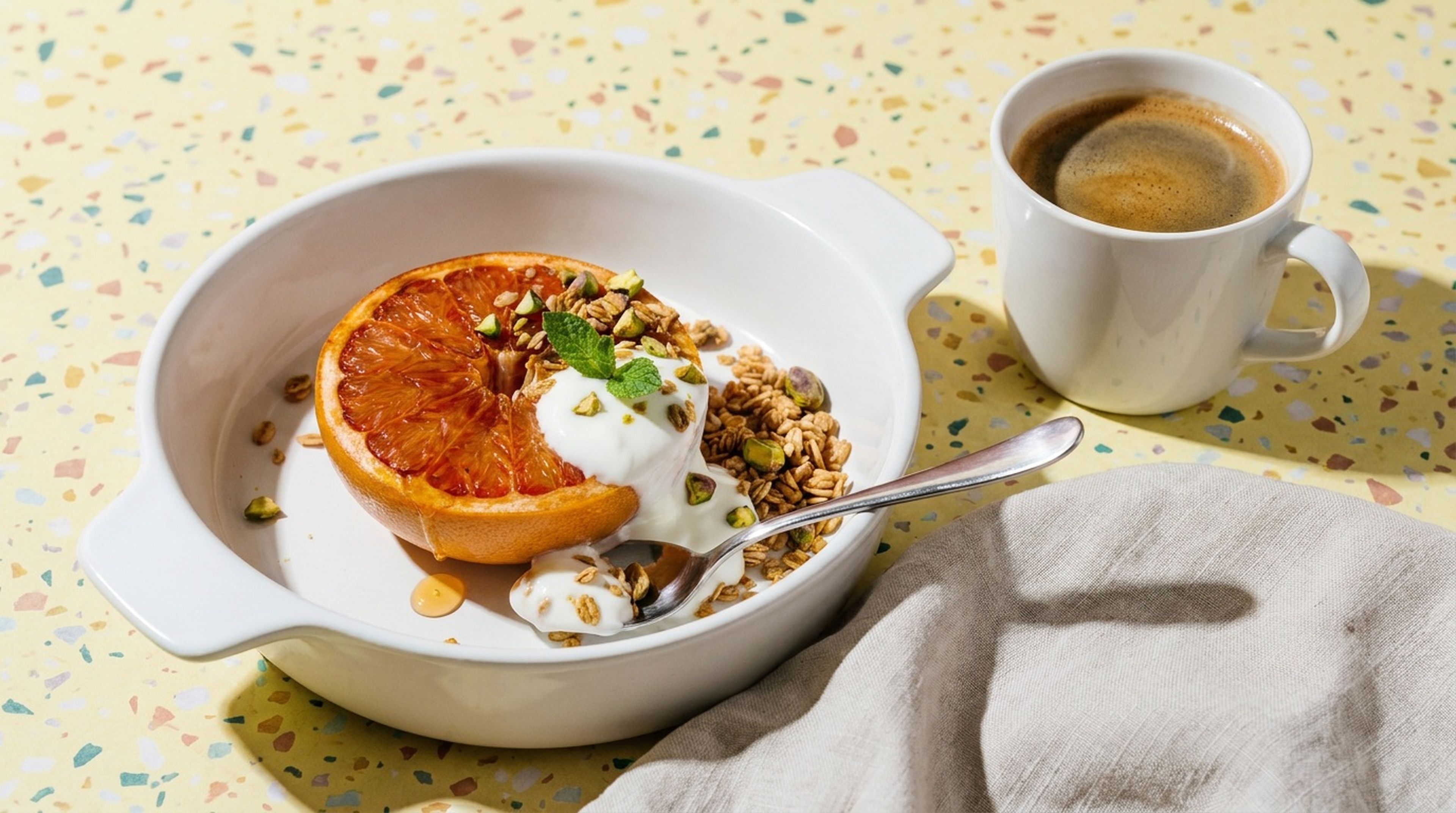 Karamellisierte Grapefruit aus dem Ofen mit Joghurt und Granola
