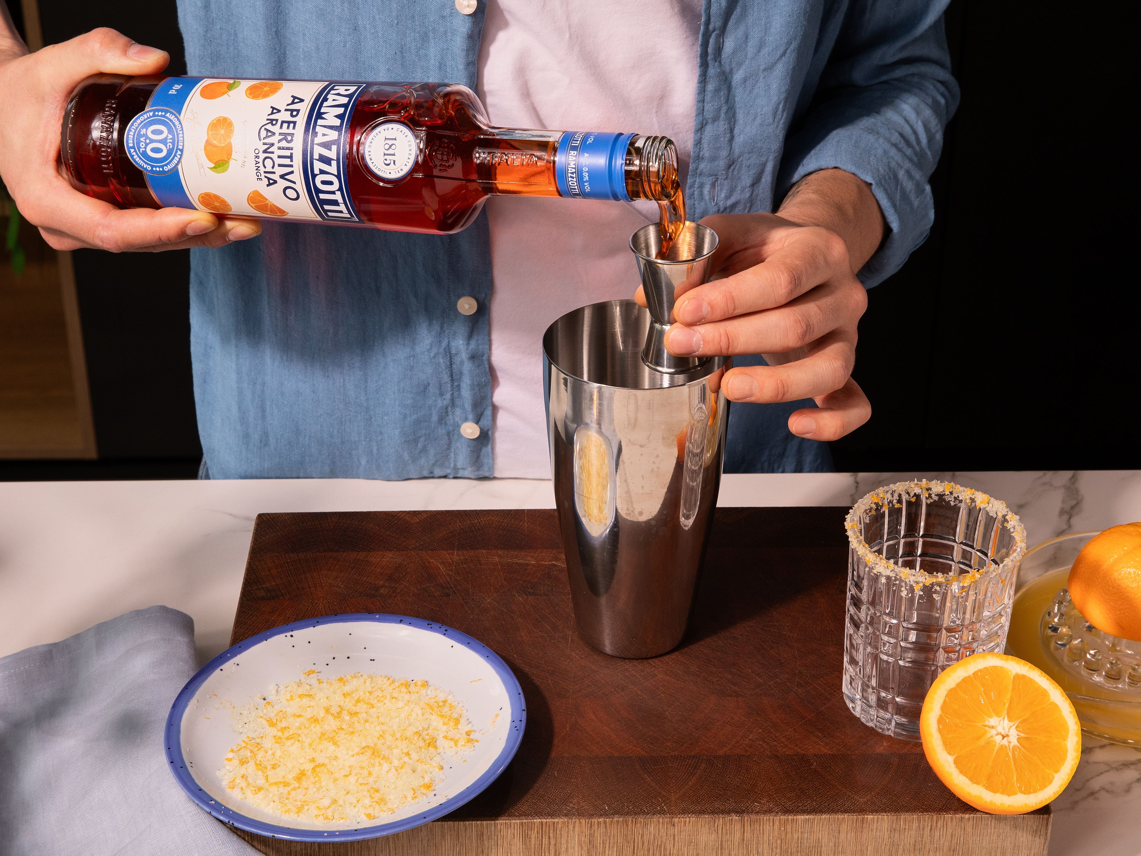 Ramazzotti Arancia 0.0%, Limetten- und Orangensaft in einen Cocktailshaker mit Eis geben. Alles kräftig shaken, bis der Drink gut gekühlt ist.