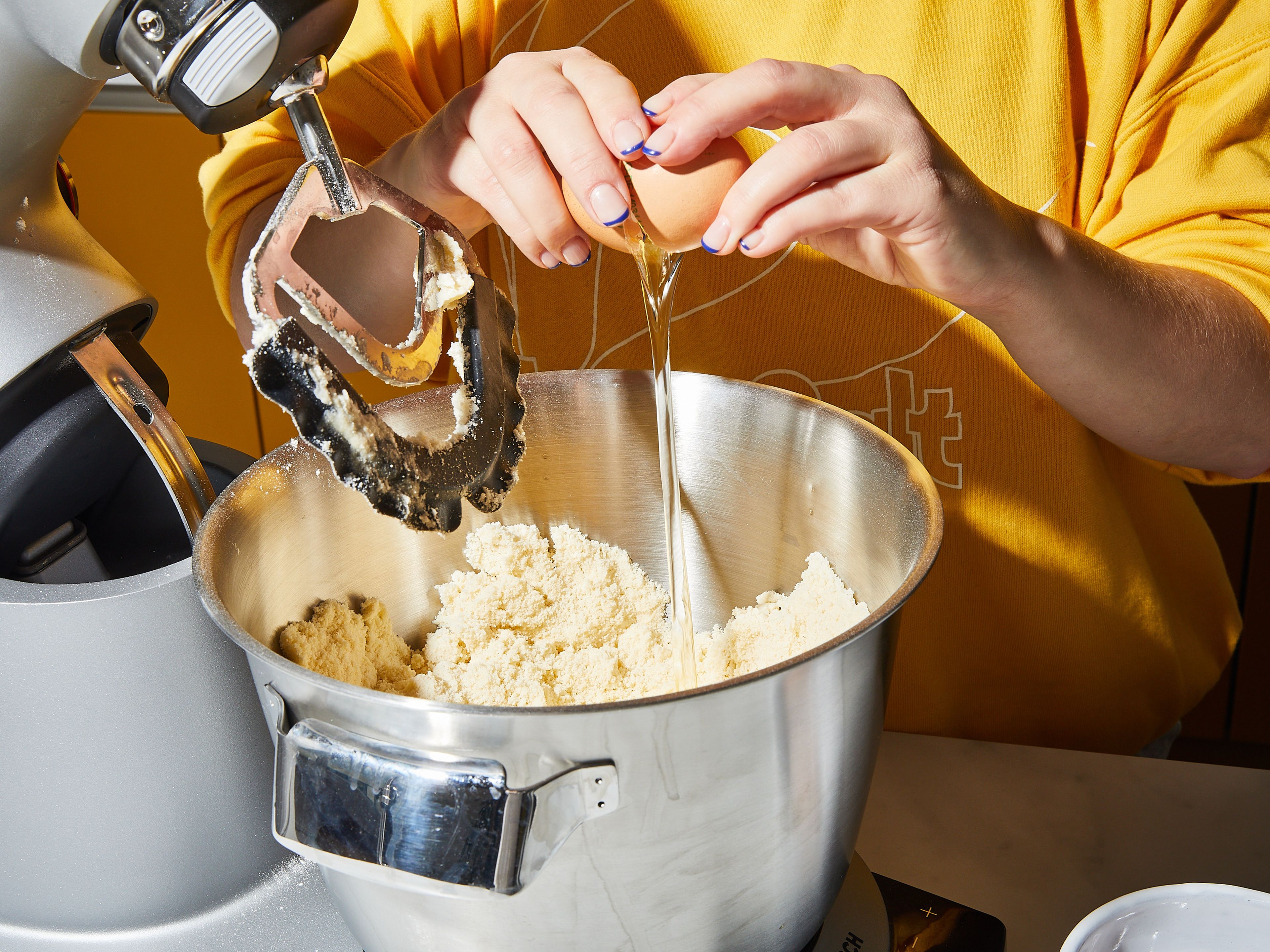Mehl, Zucker, Vanillezucker, Backpulver und Salz in einer großen Schüssel miteinander vermengen. Mit einem Handrührgerät mit Knethaken verrühren und nach und nach die Butter einarbeiten. Sobald alles gut vermischt ist, die Eier nacheinander unterrühren. Den Mürbeteig in Frischhaltefolie einwickeln und ca. 1 Std. lang kühl stellen.