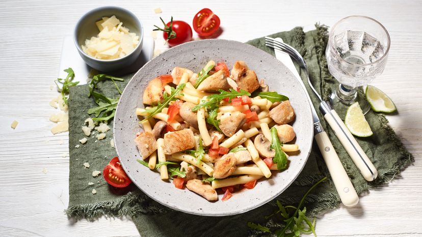 Hähnchen-Makkaroni mit Champignons, Rucola und Parmesan