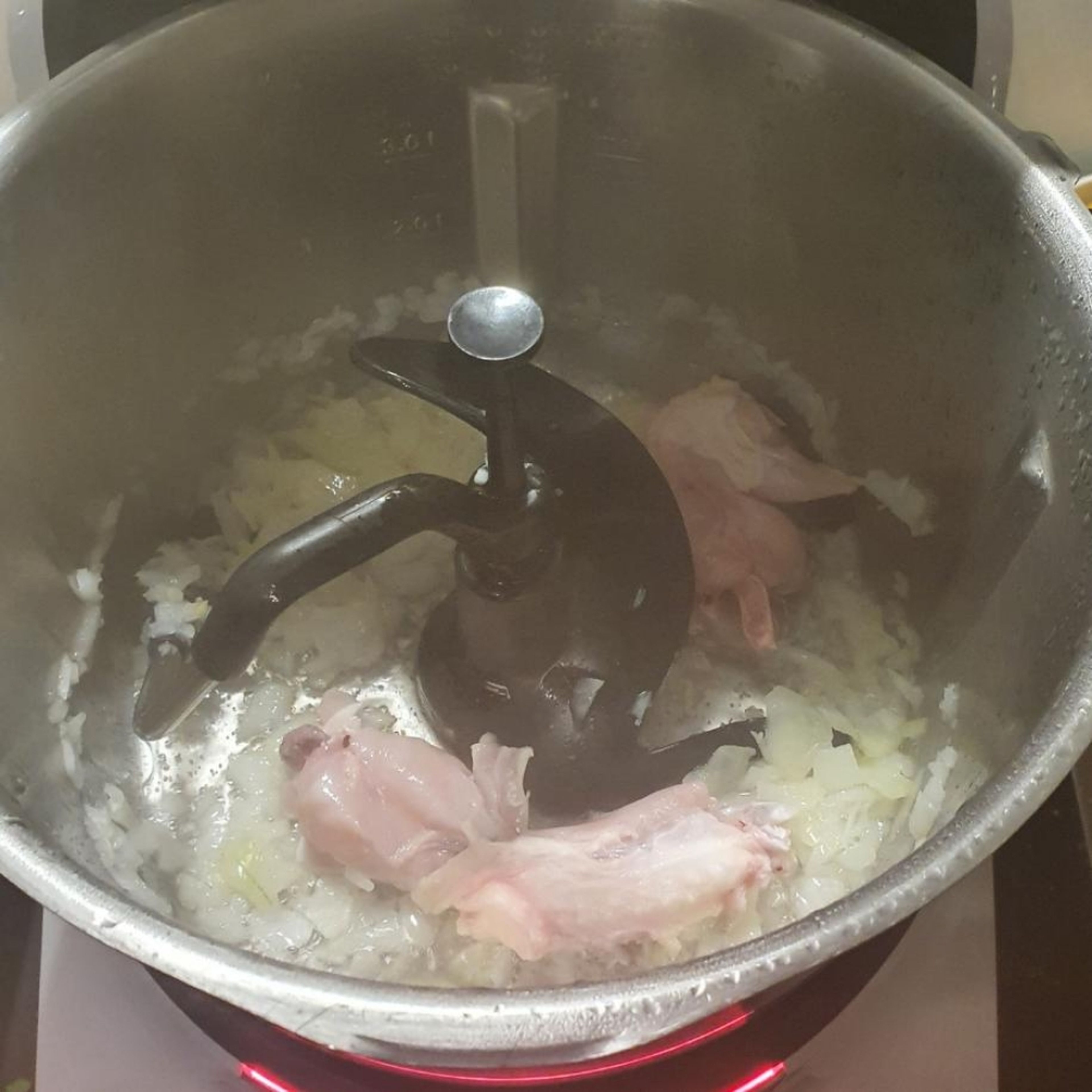 Nach weiteren 2 Minuten das vorbereitete Hähnchen zugeben und anbraten (3D-Rührer I Stufe 3 I 200°C).