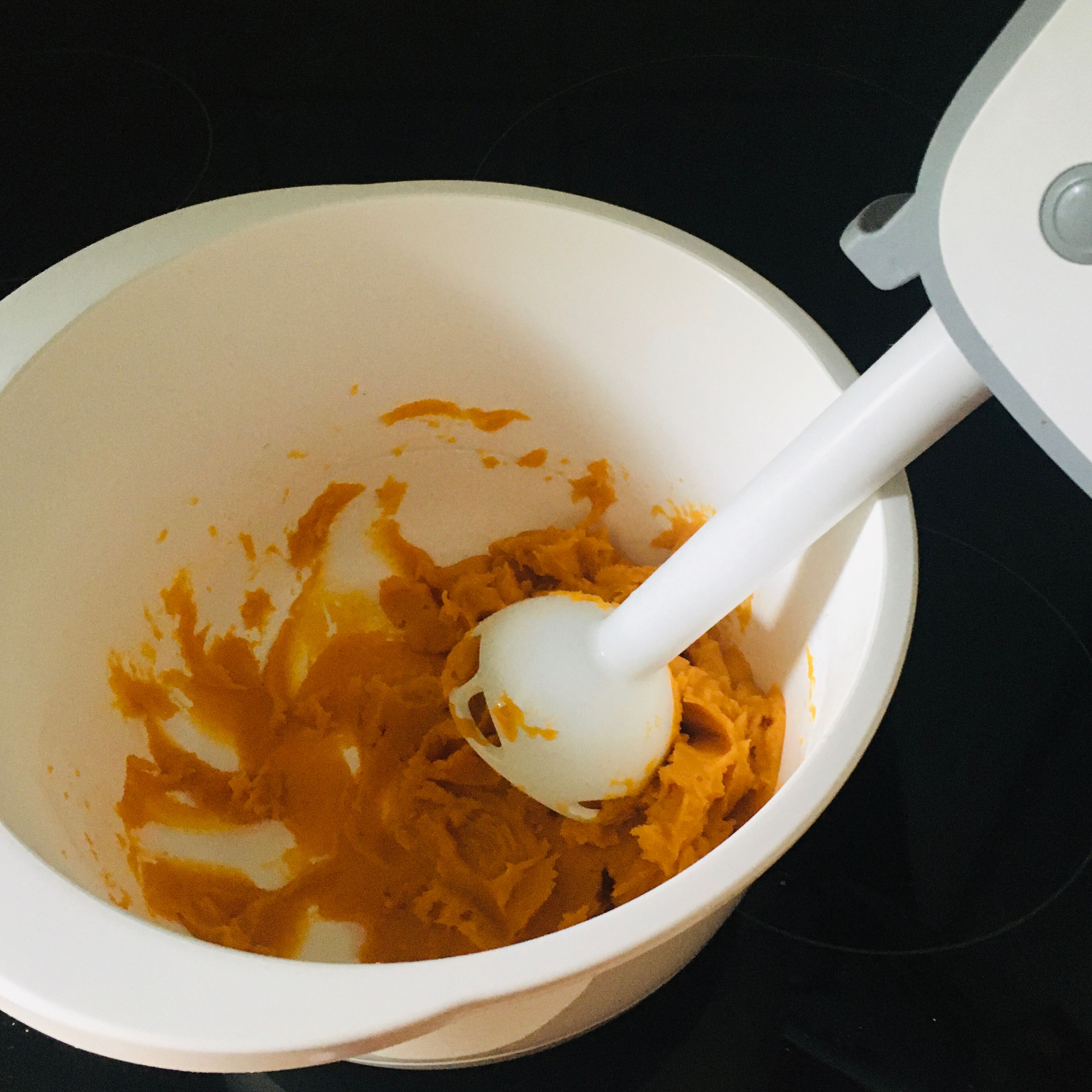 Nachdem die Süßkartoffel gekocht ist, Wasser abgießen. Anschließend mit Rapsöl pürieren.