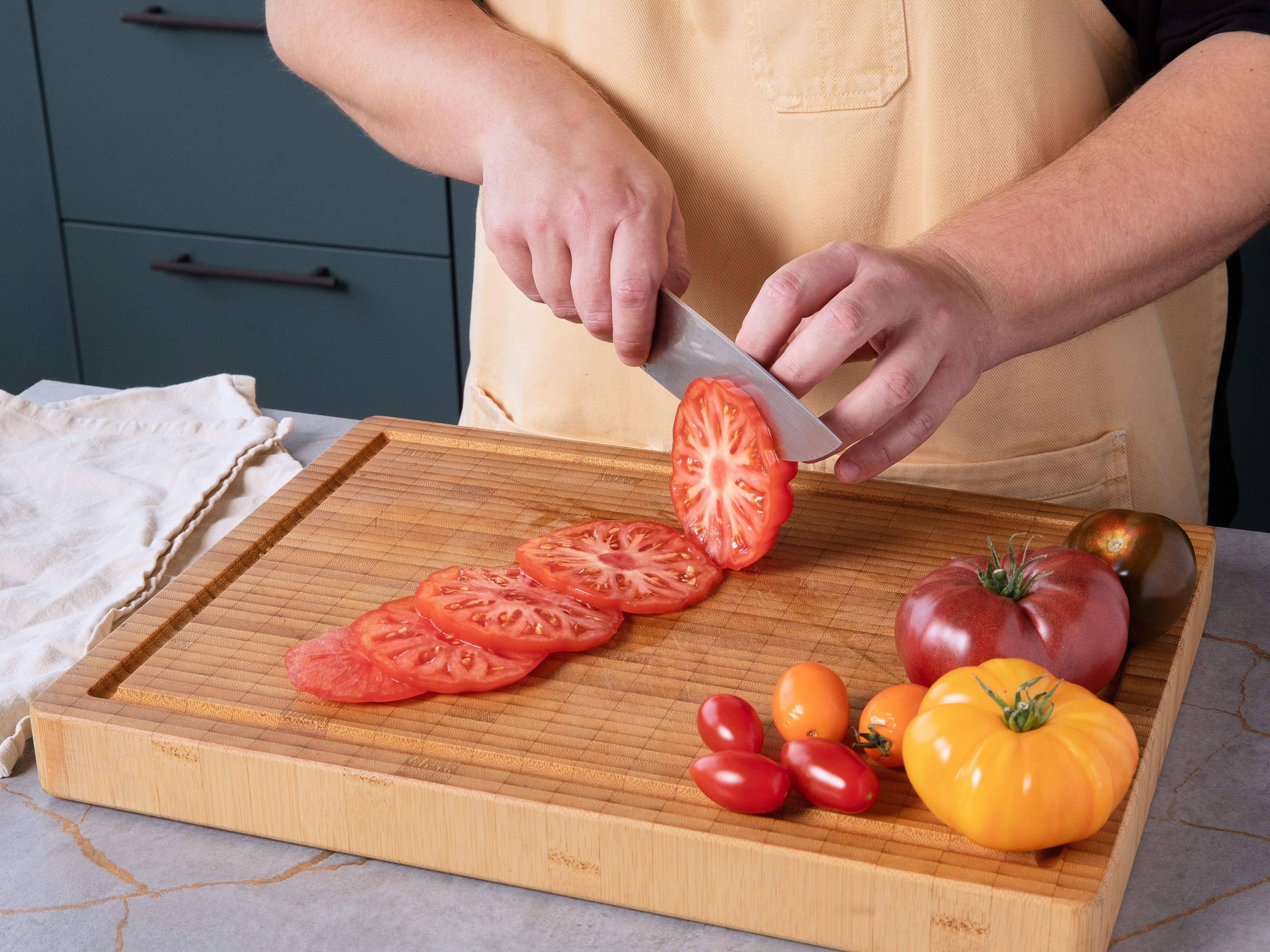 Große Tomaten in Scheiben schneiden. Cocktailtomaten halbieren. Mit einem Spritzer Zitronensaft und einer Prise Salz würzen und beiseite stellen.