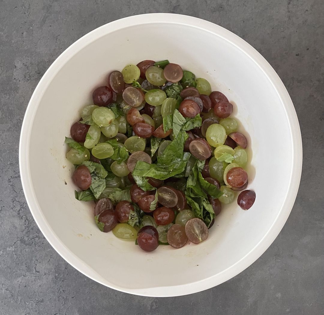 Weintrauben-Salat mit Büffelmozzarella | Rezept | Kitchen Stories
