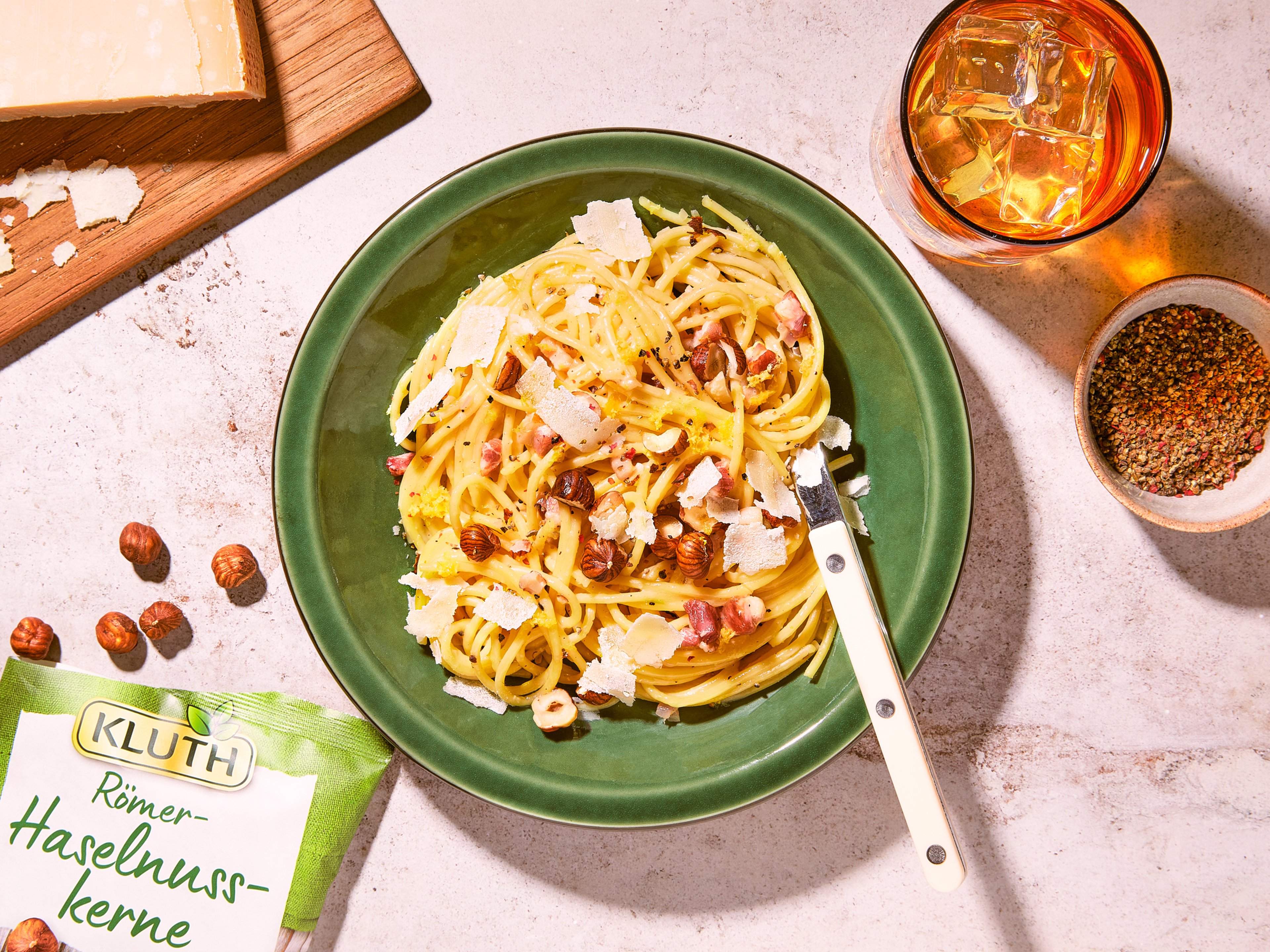 Spaghetti mit Zitronen-Carbonara und Haselnüssen