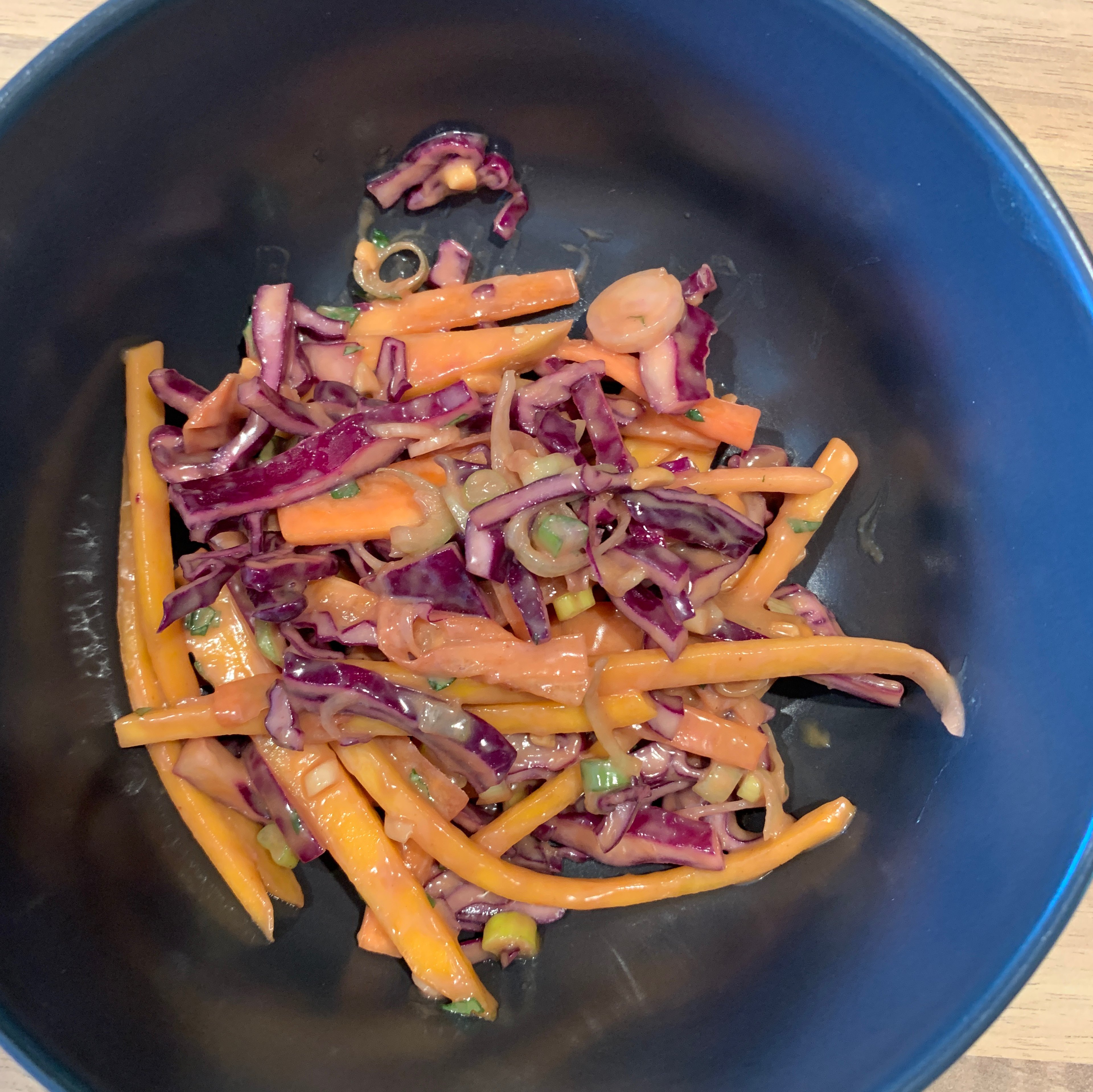 Karotten-Mango-Rotkohl-Salat mit Erdnuss-Dressing