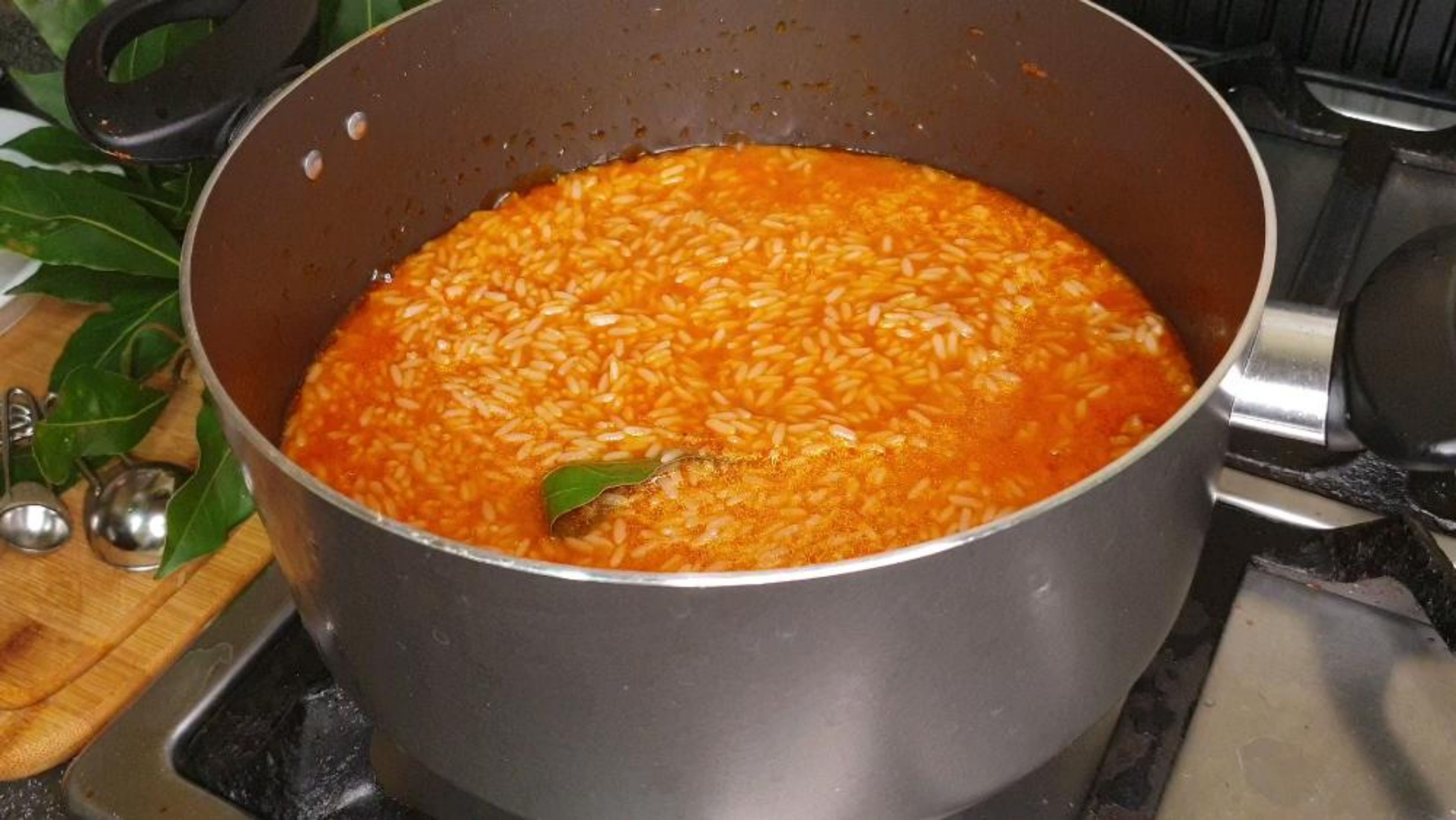 Once the rice is well and truly "Jollofed" cover pot with a piece of foil and place lid firmly over. This allows the cooking process to intensify by steaming the rice. Cook on a medium heat for 10 minutes, stir the rice then lower heat for a further 30 minutes allowing rice to soak in the rich natural flavours of Nigeria's favourite dish 🇳🇬