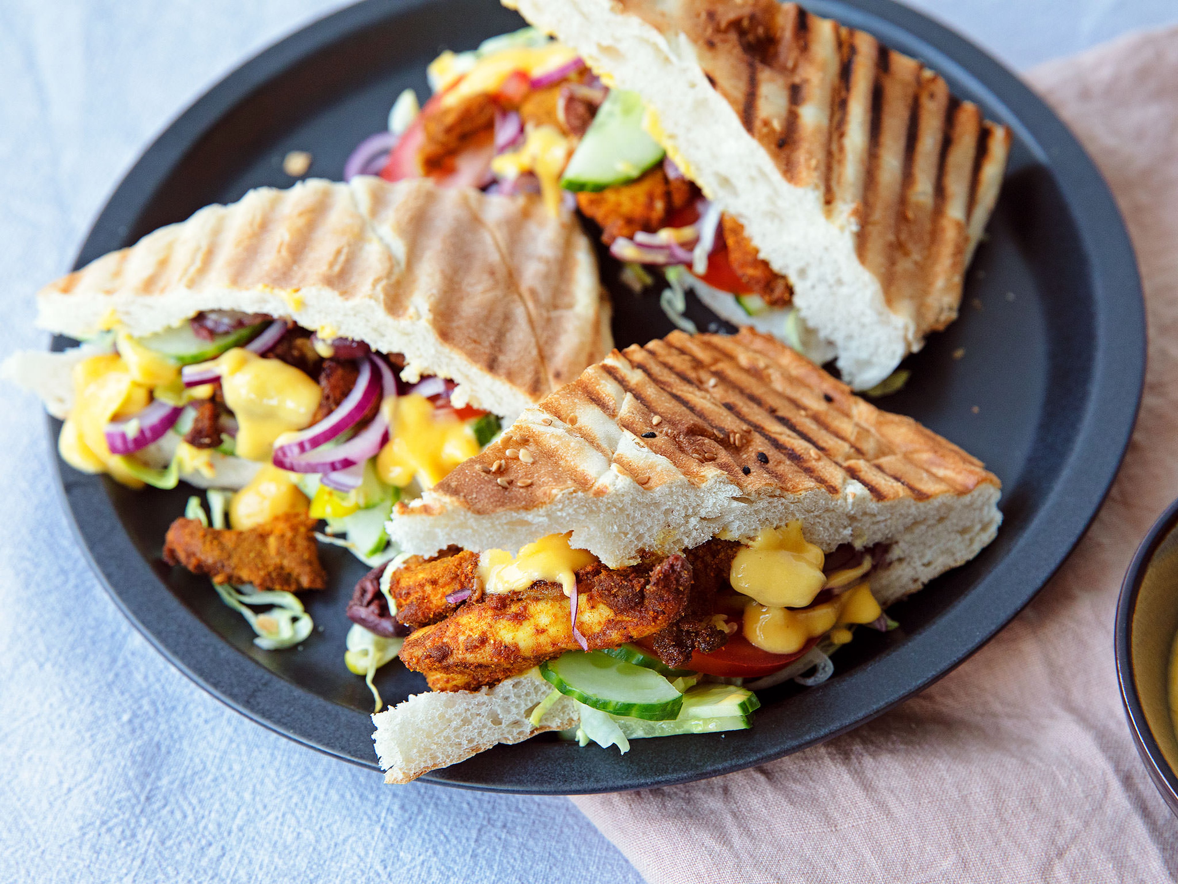 Fladenbrot mit Hähnchen-Schawarma und Mangosoße