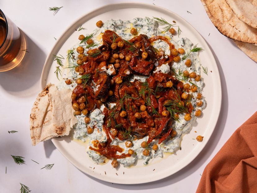 Spinat-Borani mit gerösteter Aubergine und Kichererbsen