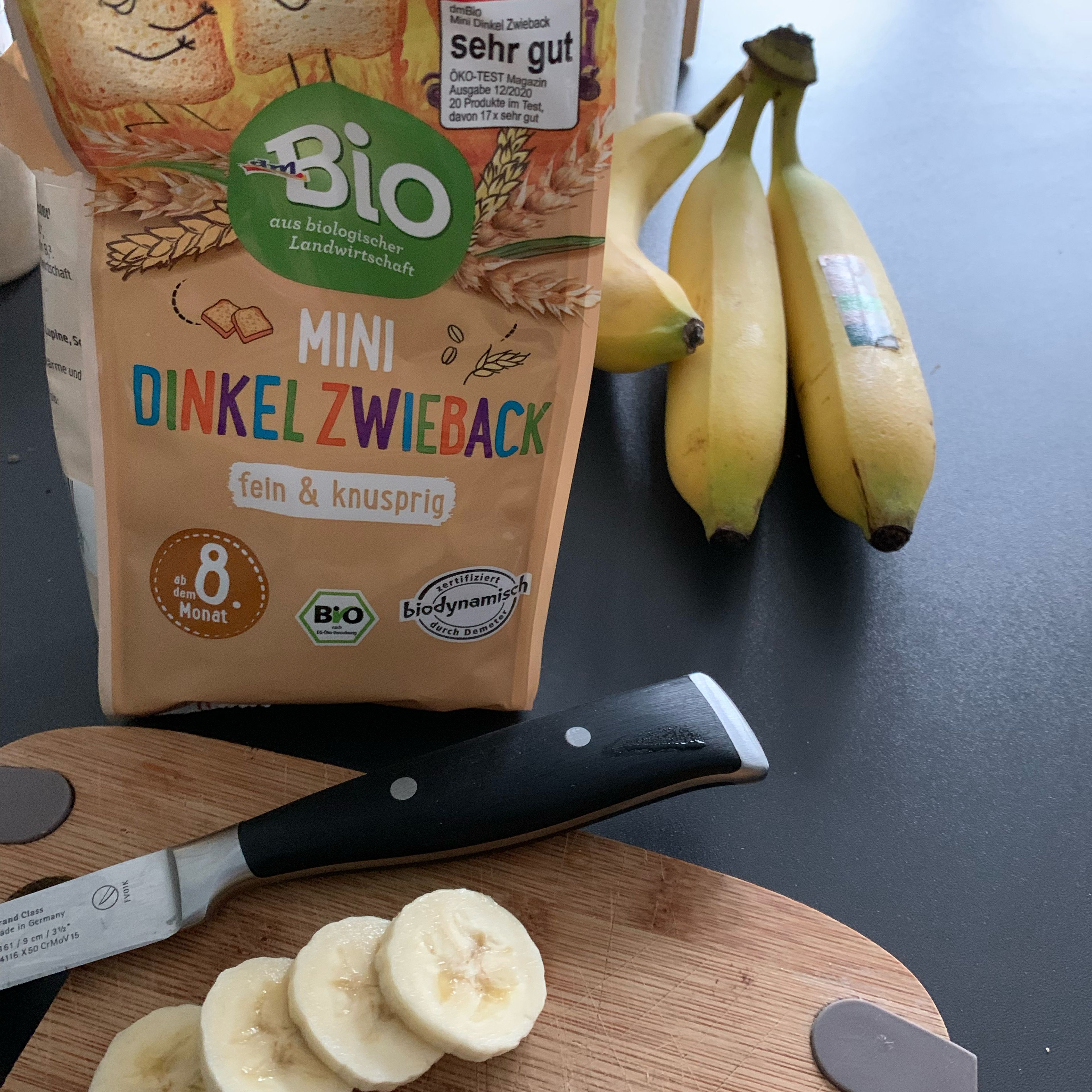 Hafermilch mit Zwieback vermengen. Dazu die Hafermilch erhitzen und über den Zwieback gießen. Etwas warten, bis der Zwieback aufweicht; danach kräftig rühren oder ggfs. pürieren, wenn es Euch zu grob ist. Ich habe den Mini Dinkel-Zwieback vom dmBIO genommen, da hier kein Zucker drin ist.