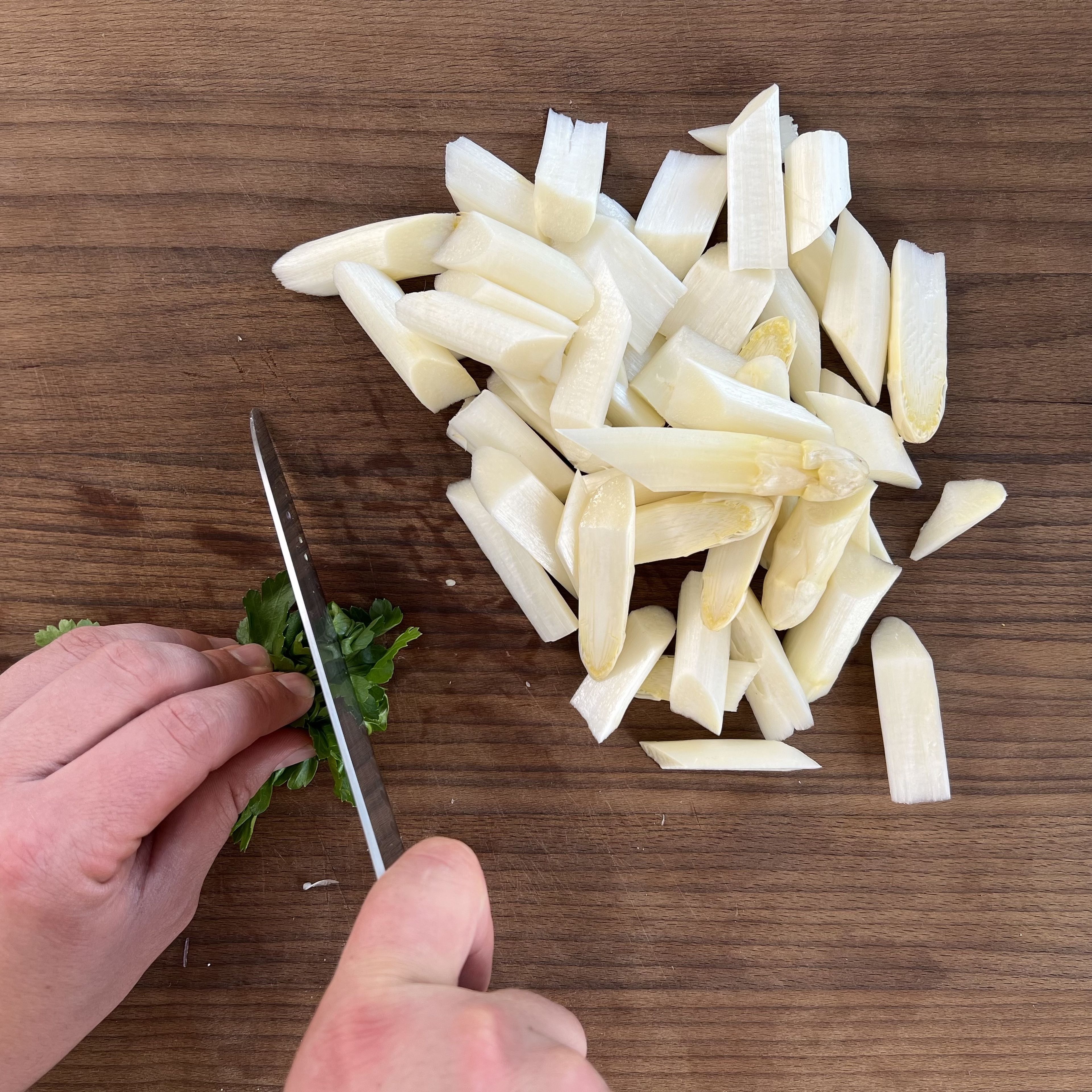 Peel the asparagus and cut diagonally into pieces approx. 2 cm long. Grate the zest of half a lemon. Finely chop the parsley and set aside.