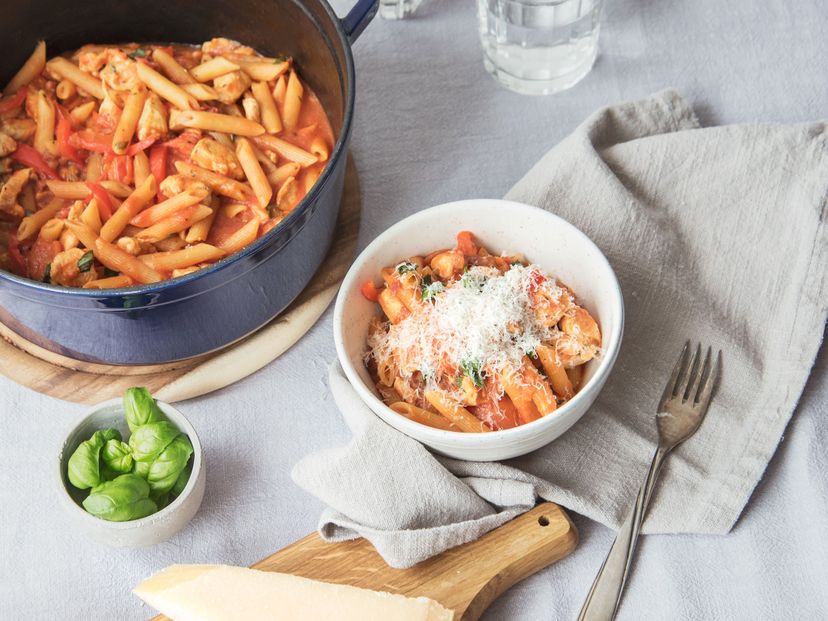 One-pot red pepper pasta with chicken