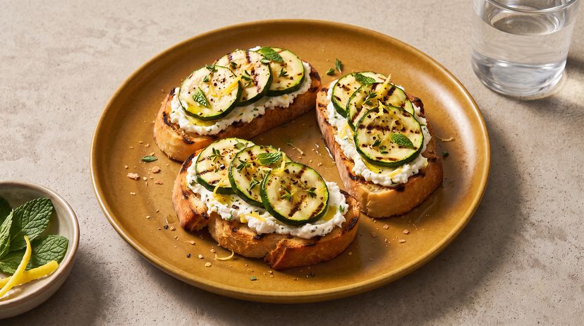 Knuspriges Brot trifft Gemüse vom Rost: Bruschetta mit gegrillter Zucchini
