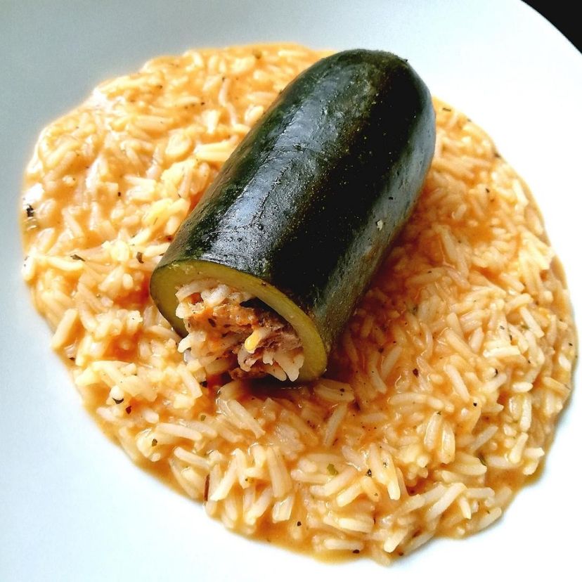 One-Pot gefüllte Zucchini mit Tomaten-Reis