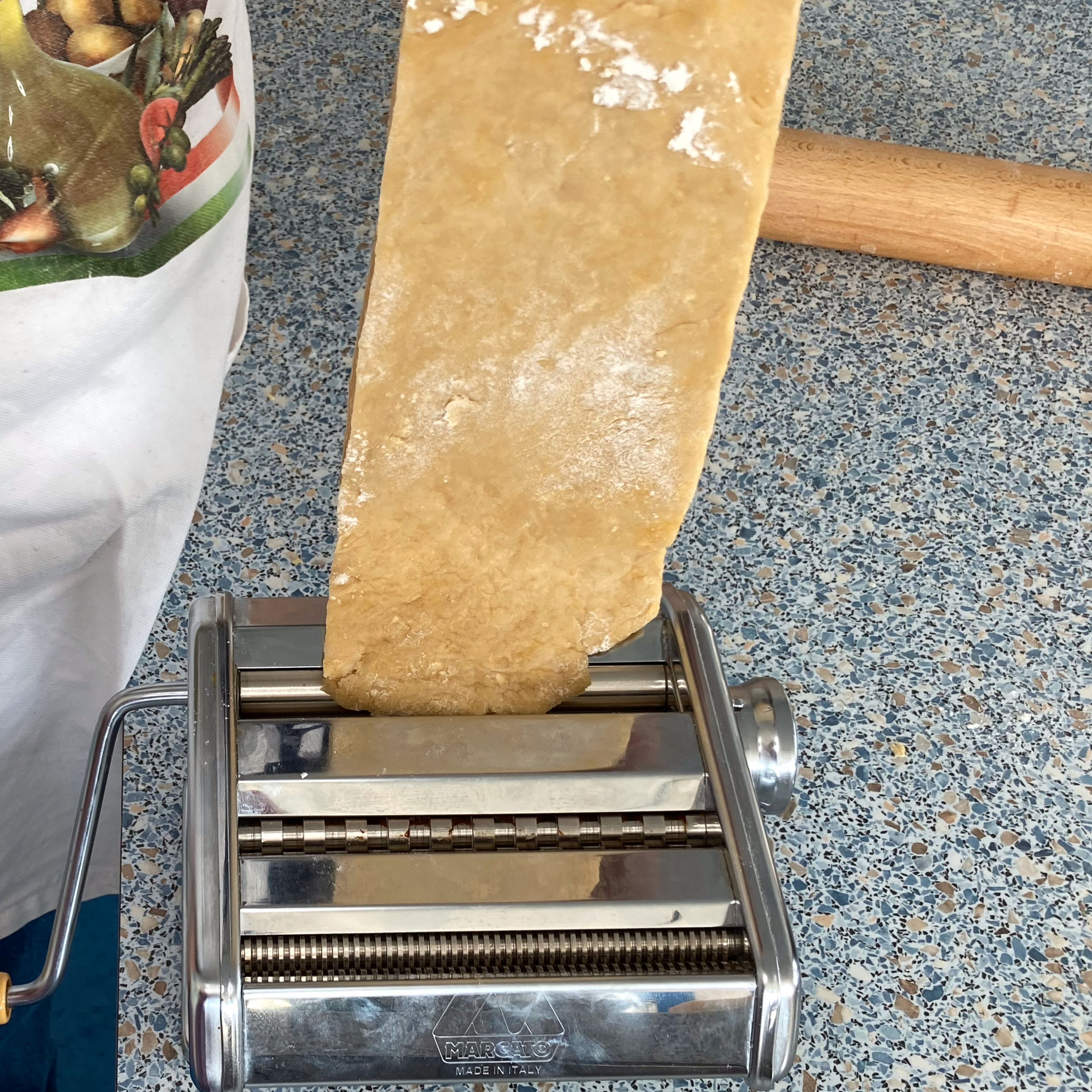 Den Nudel Teig entweder mit dem Well Holz oder mit einer Nudelmaschiene dünn ausrollen und in die gewünschte Form bringen.