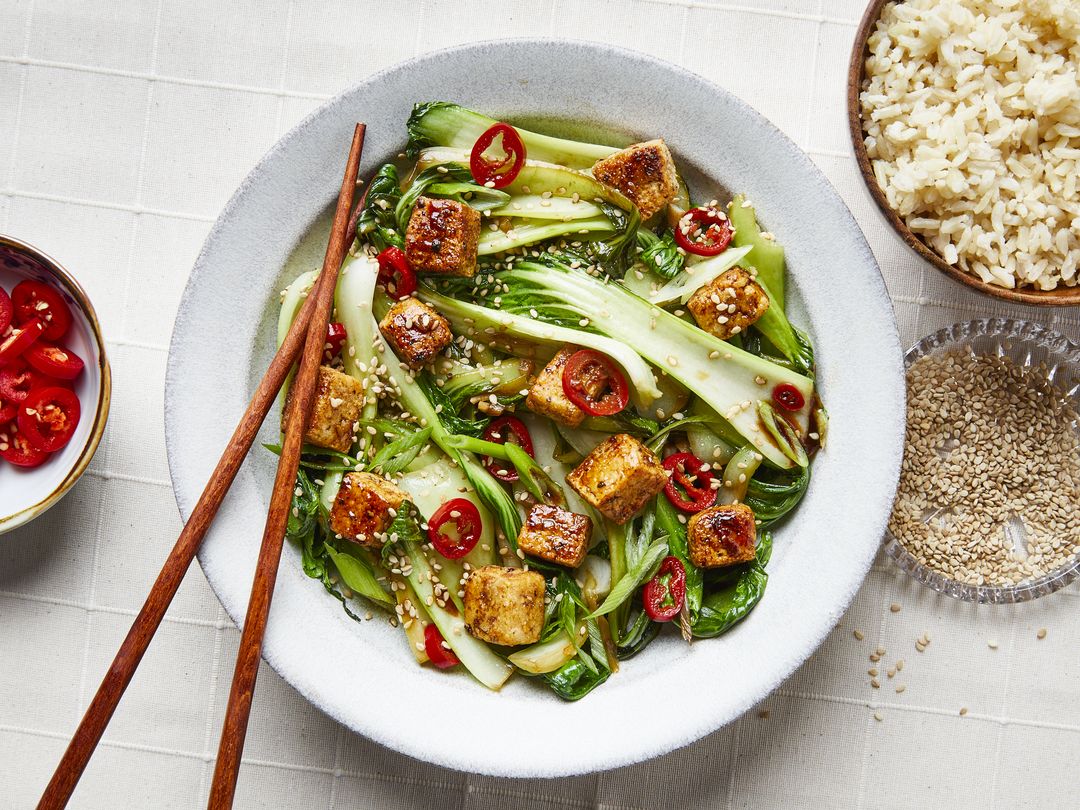 Gebratener Pak Choi mit knusprigem Tofu und Reis