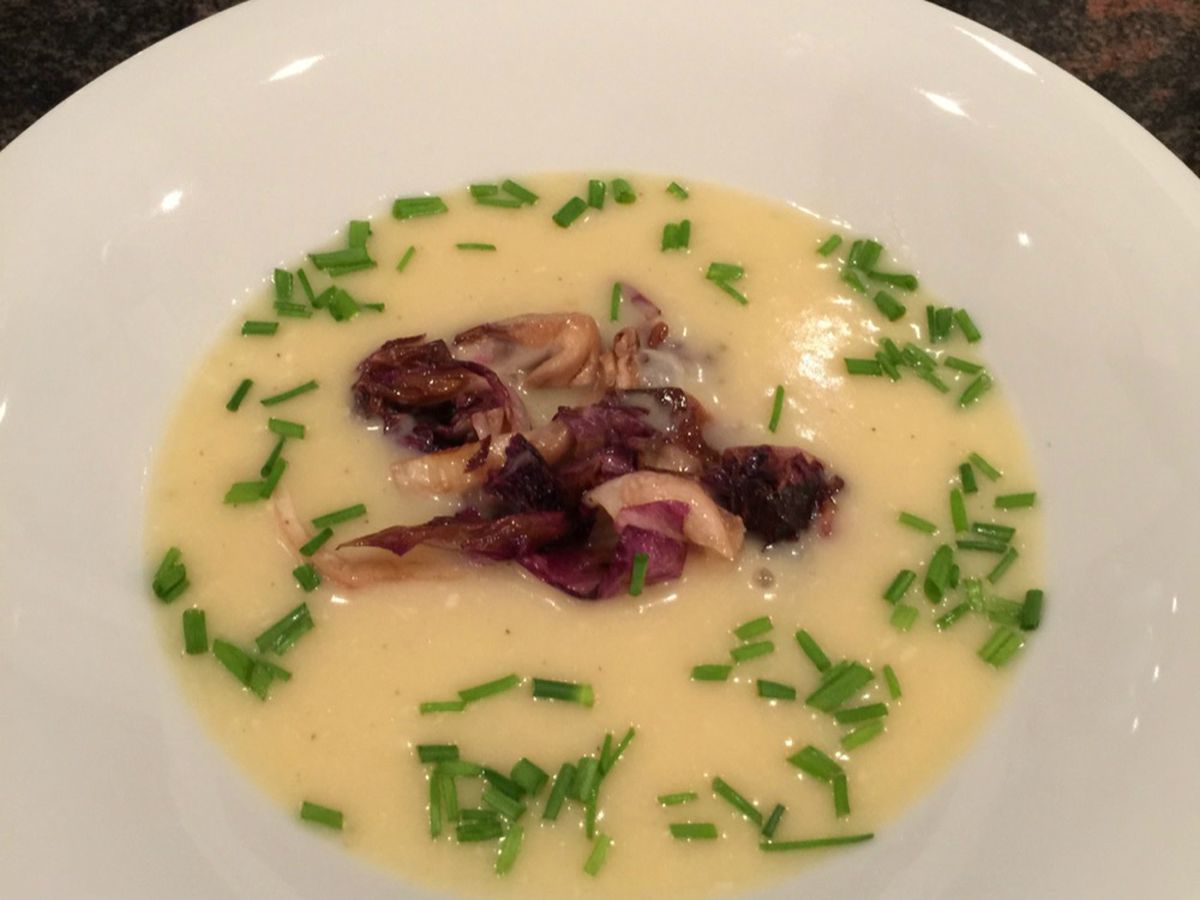 Vegan potato soup with fried radicchio | Recipe | Kitchen Stories
