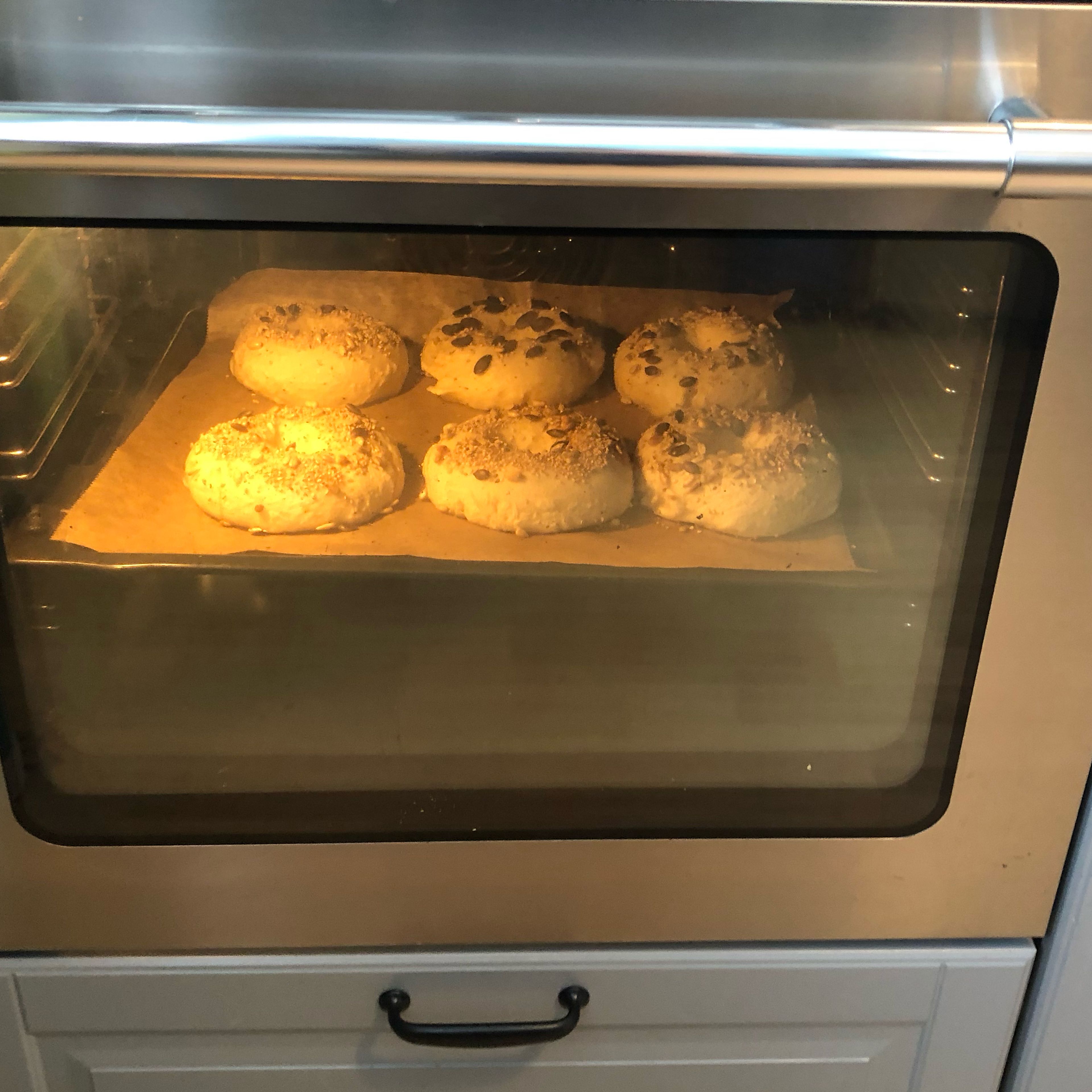 Die Bagels nun im vorgeheizten Ofen bei 200 Grad (Umluft) ca. 15 bis 20 Minuten backen bis sie goldbraun sind. Guten Appetit!