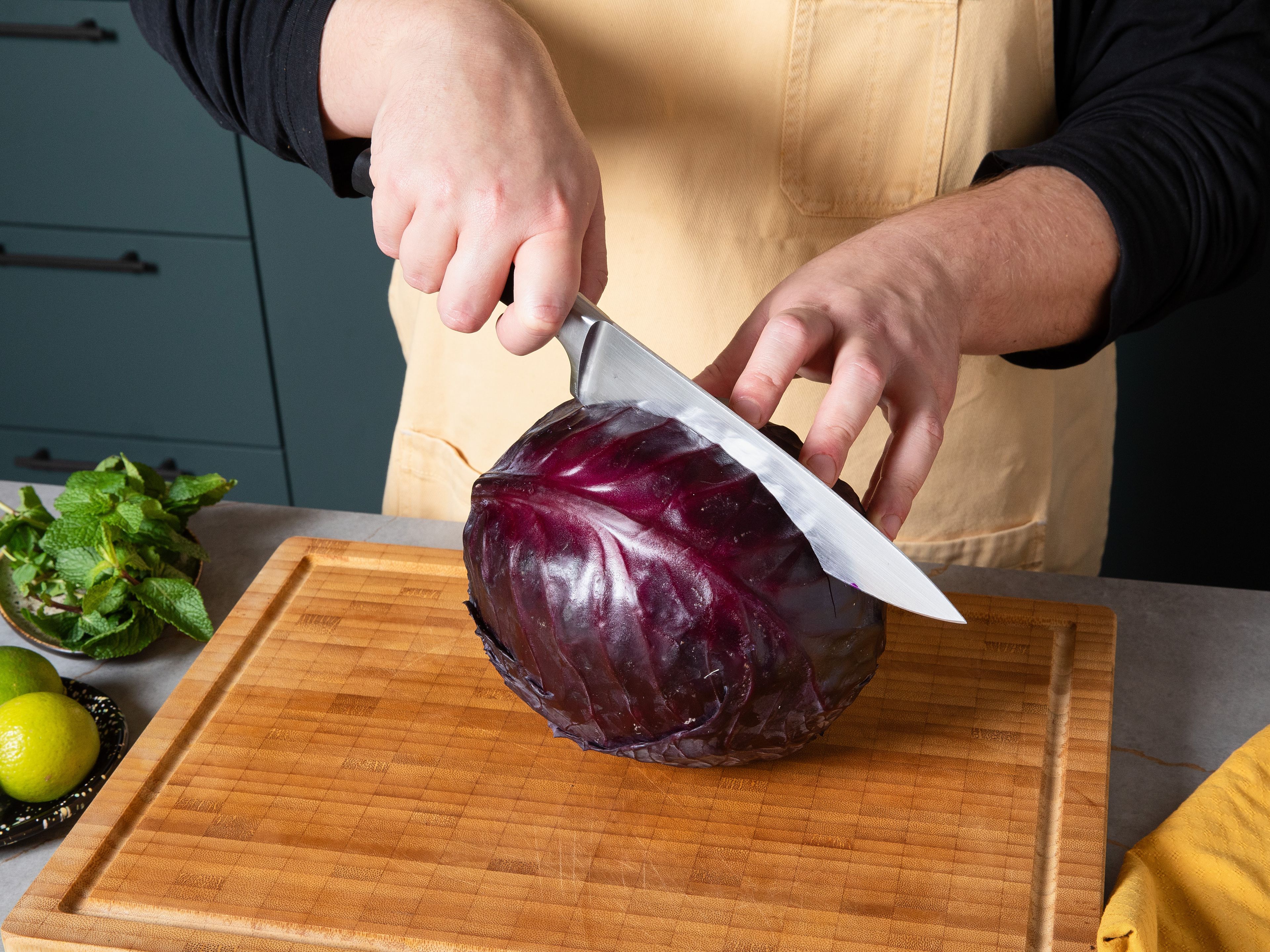 Den Rotkohl halbieren, den Strunk entfernen und mit einer Mandoline, einem scharfen Messer oder einem Gemüseschäler ganz fein schneiden oder hobeln. Die Karotten nach Belieben schälen und grob raspeln. Beides in eine große Schüssel geben.