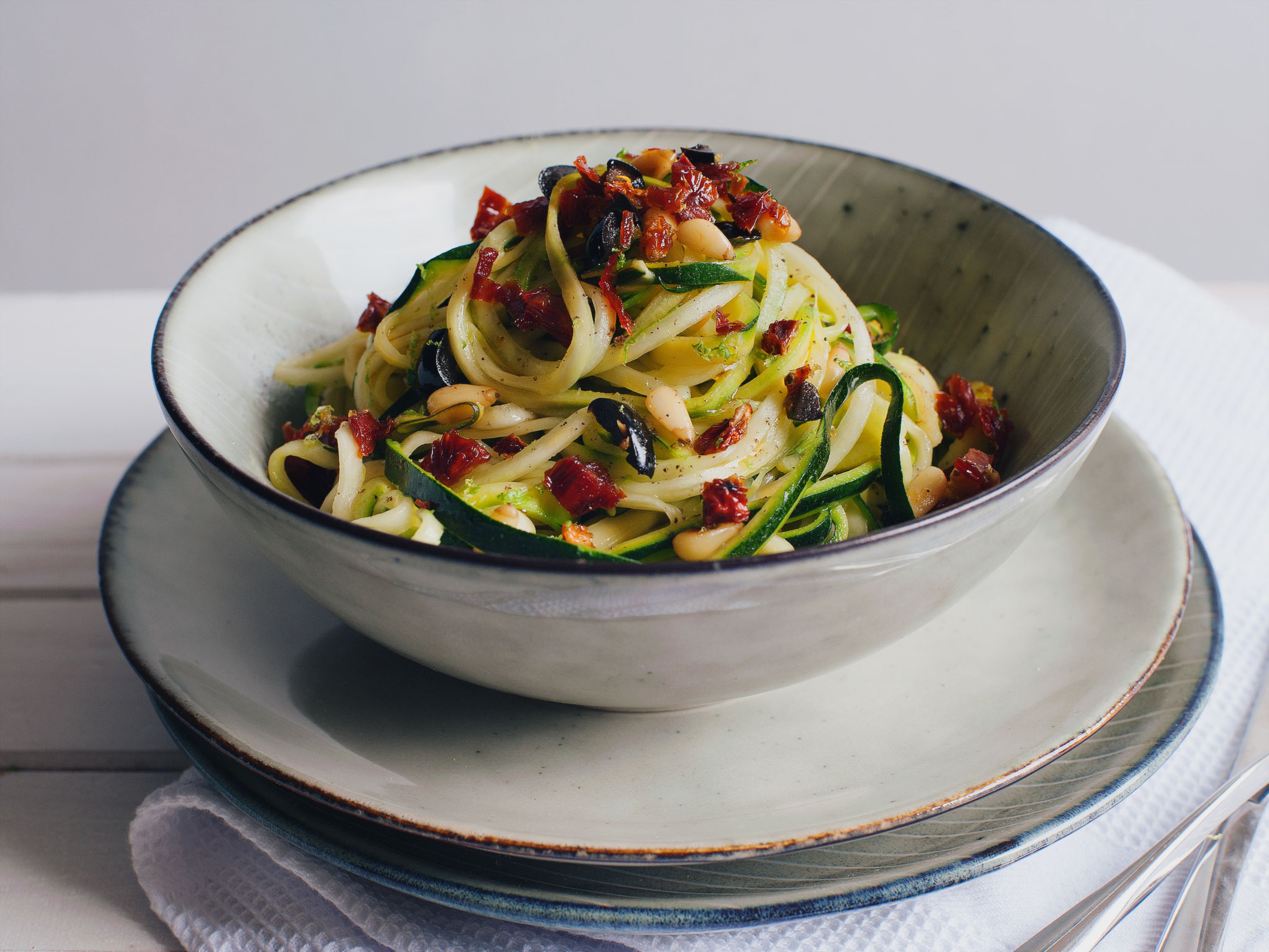 Mediterranean zucchini spaghetti with lemon sauce