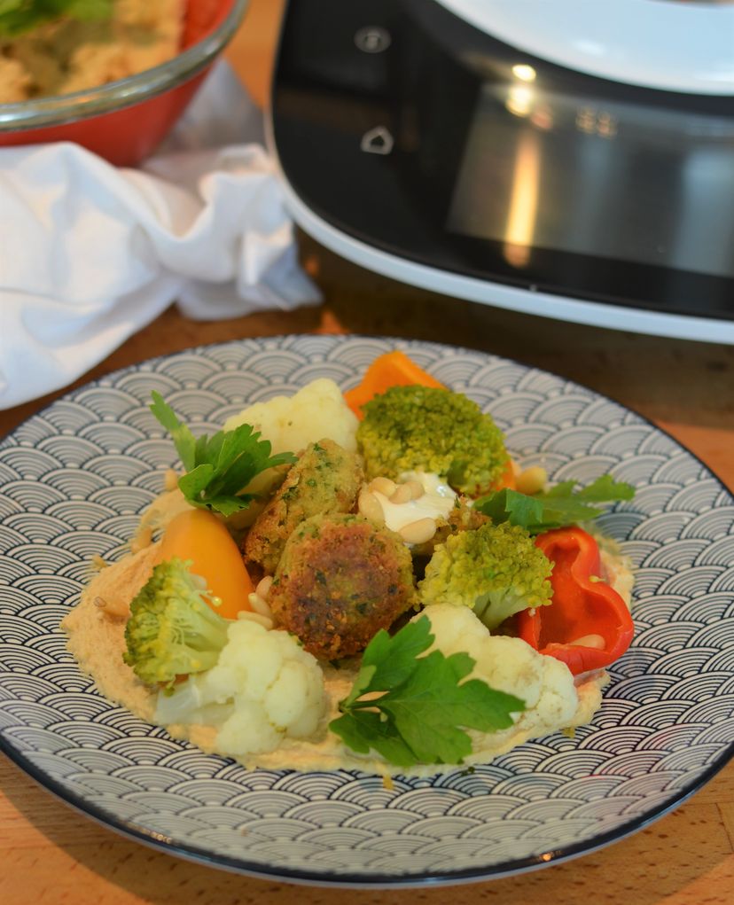 Falafel und Hummus mit gedämpften Gemüse mit dem Cookit