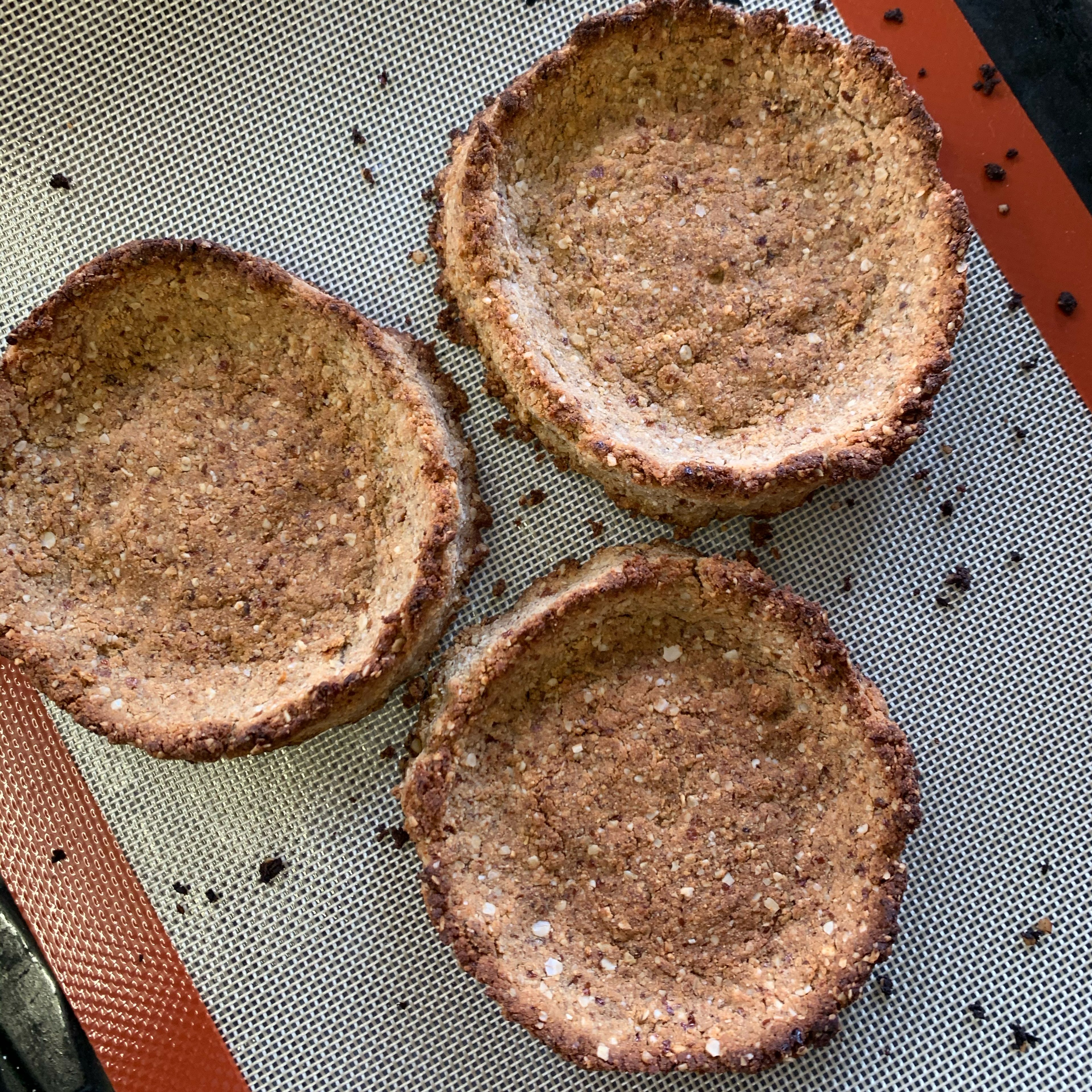 Put the little tarts in the middle of the oven for 15 minutes until golden brown.