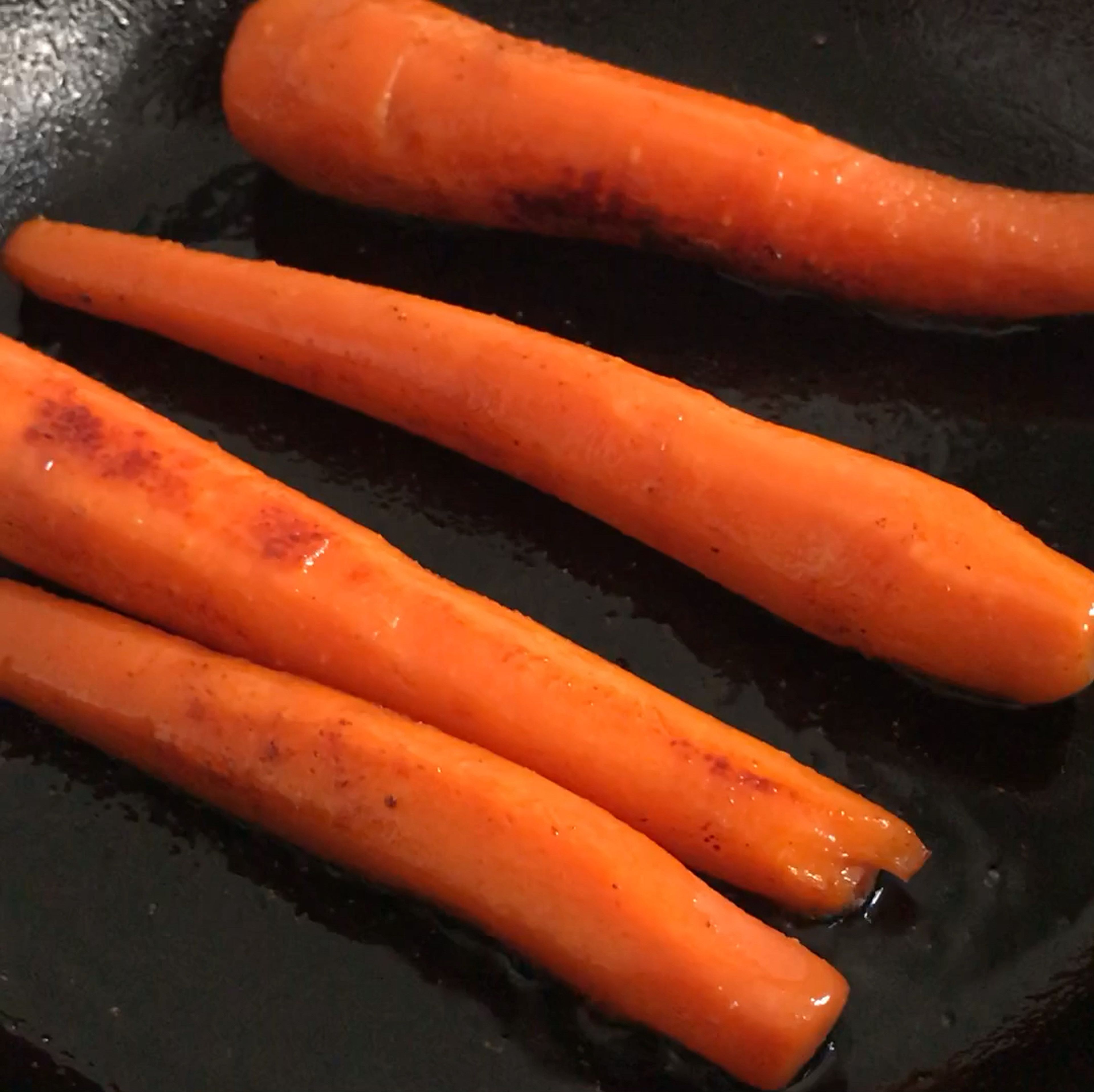 Pflanzenöl in einer Pfanne über mittlerer Hitze erwärmen und die marinierten Karotten nach und nach anbraten. Wenn Grillsaison ist, kannst du sie auch auf den Grill werfen!