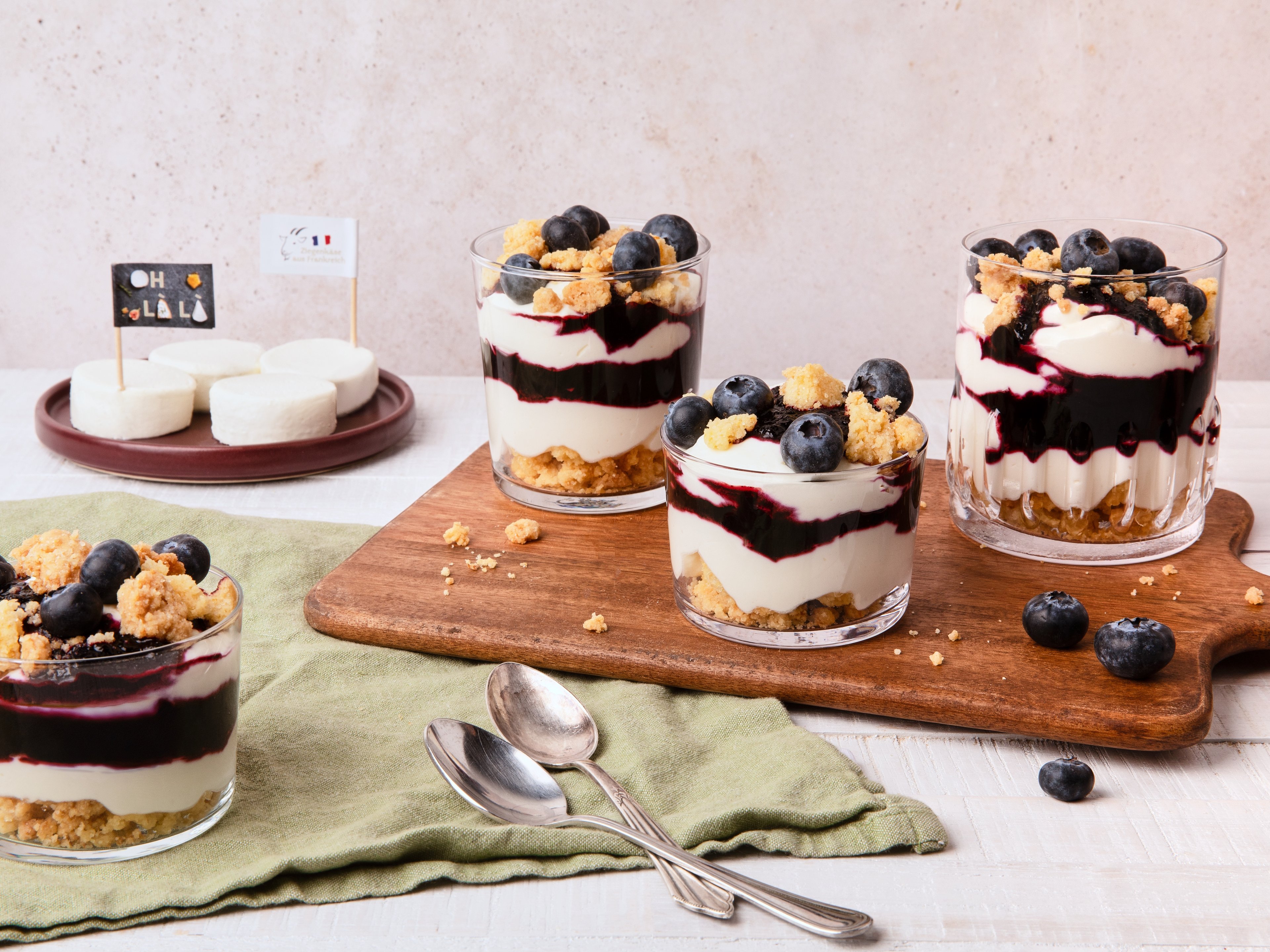 Französische Ziegenkäse-Mousse mit Blaubeeren und Zitronen-Crumble