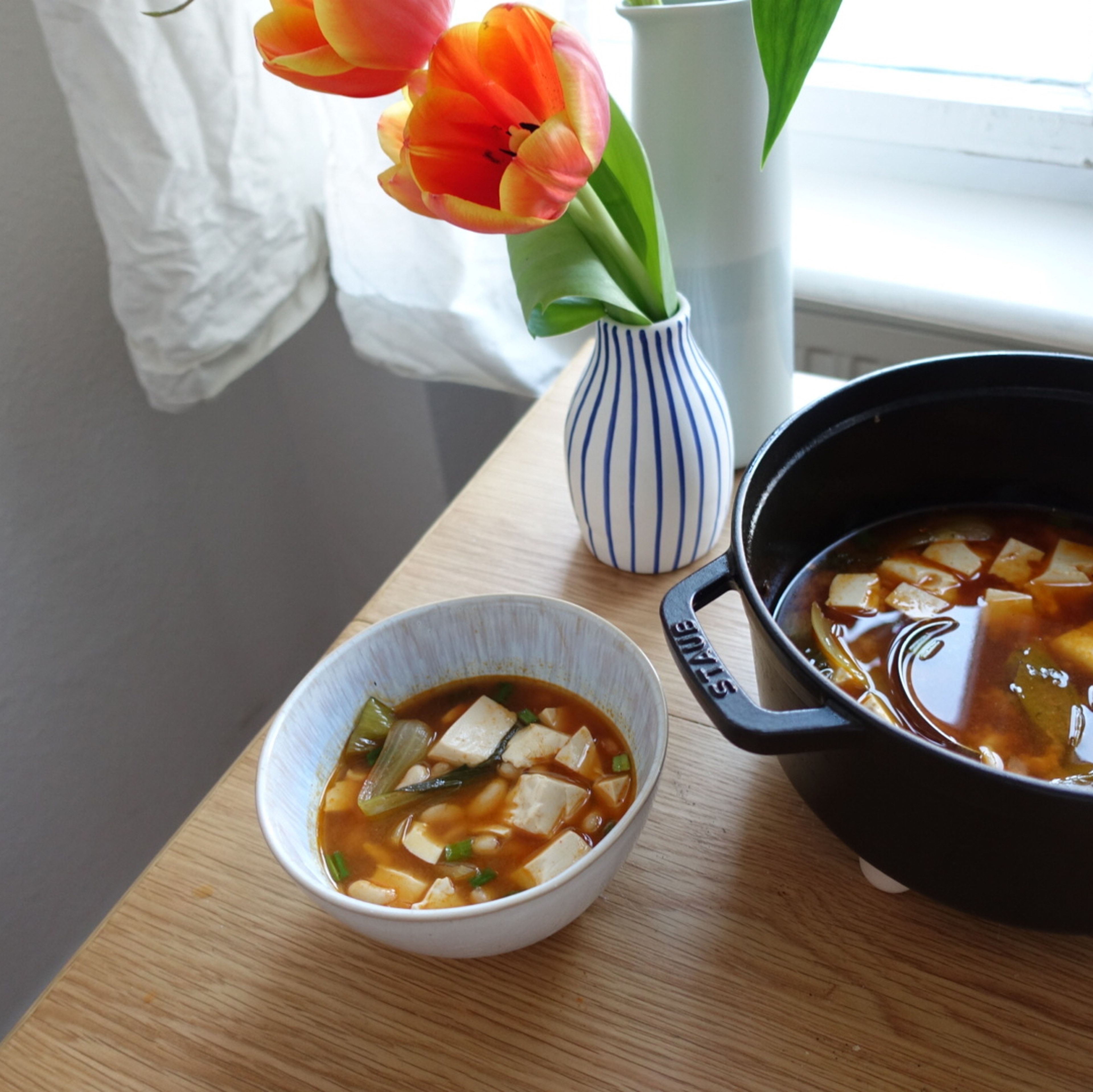 Koreanisch-inspirierte Suppe mit weißen Bohnen und Tofu
