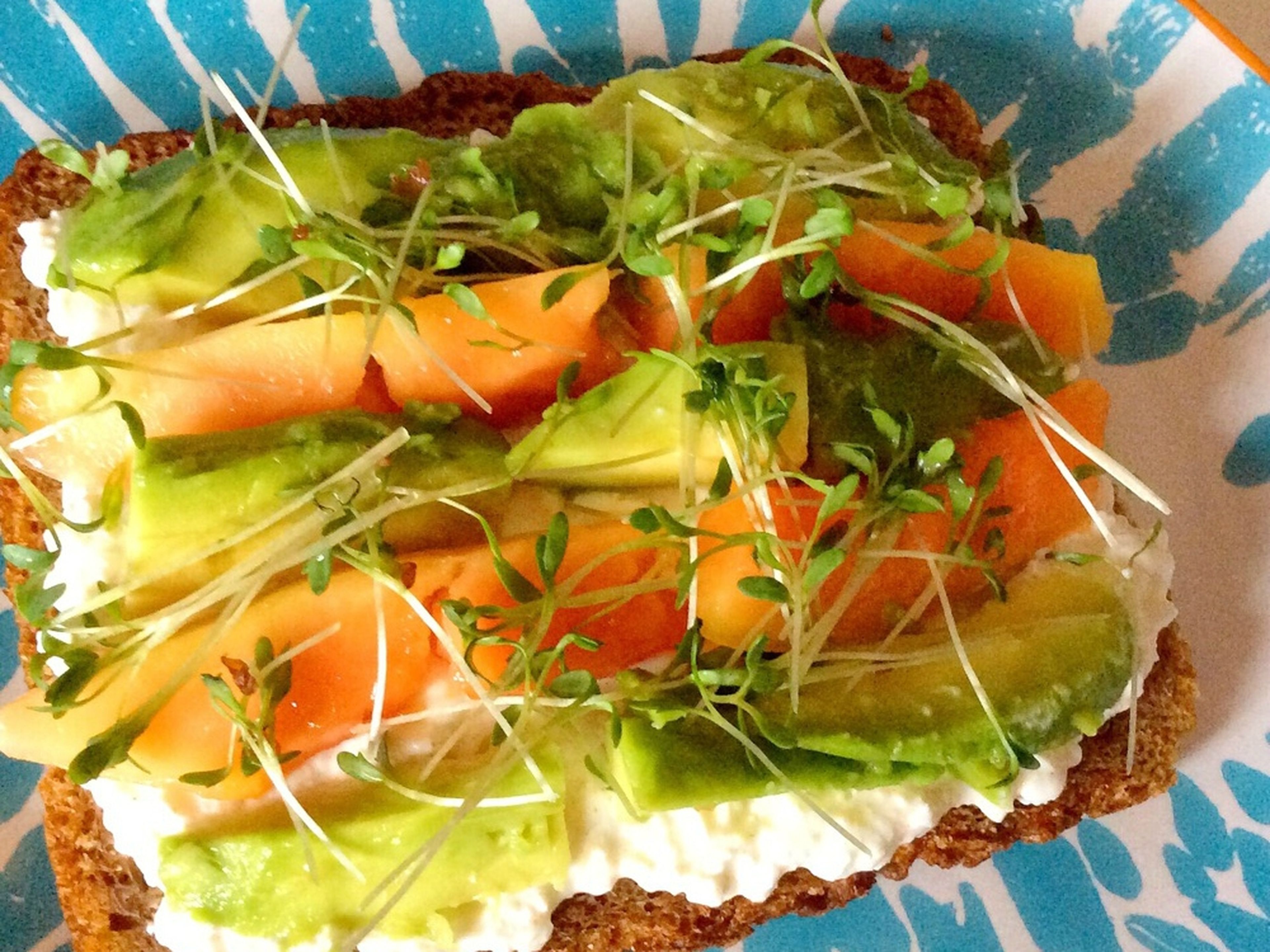 Papaya-avocado sandwich
