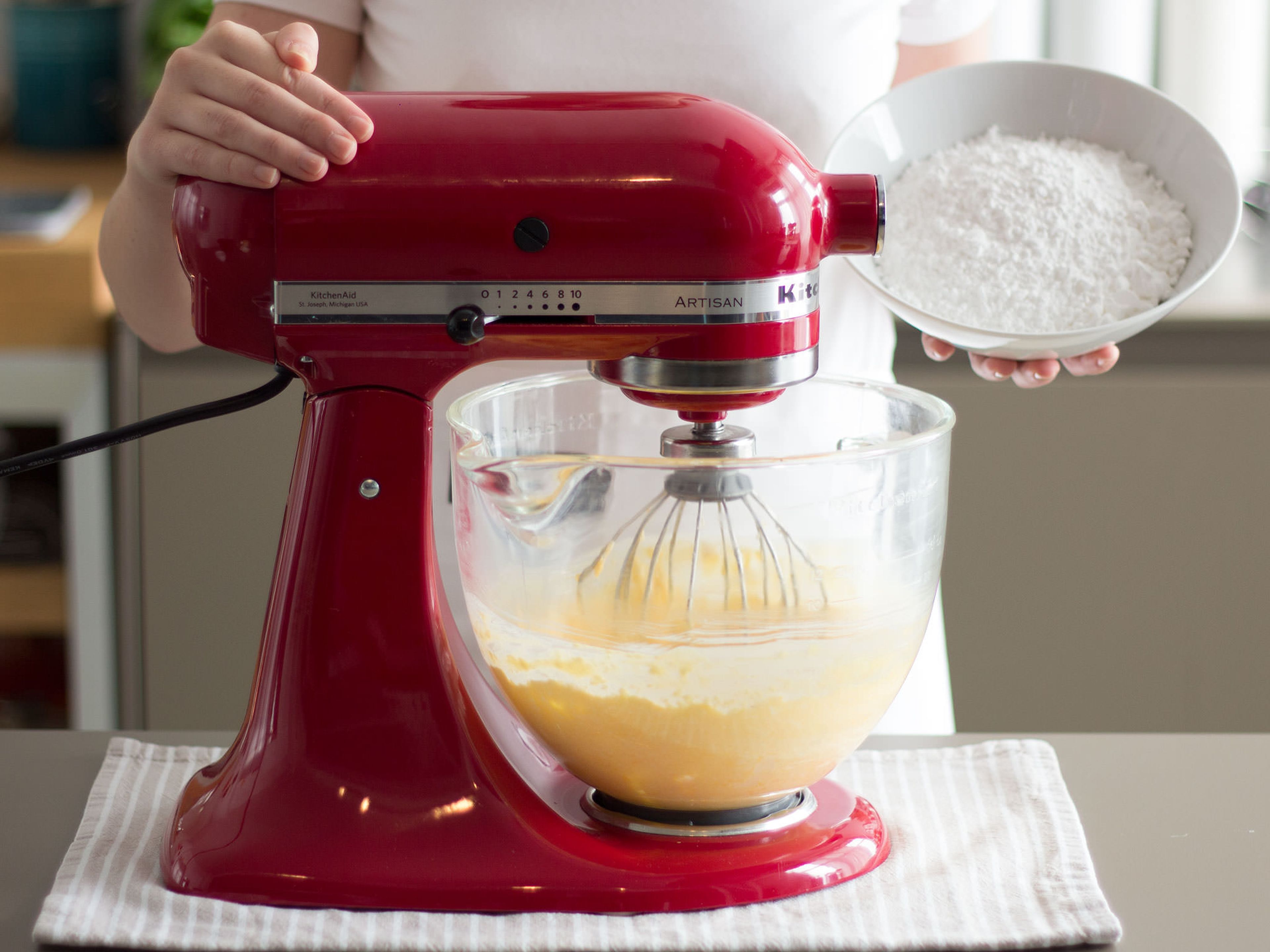Butter, Eigelb und Puderzucker in der Küchenmaschine ca. 3 – 5 Min. aufschlagen.