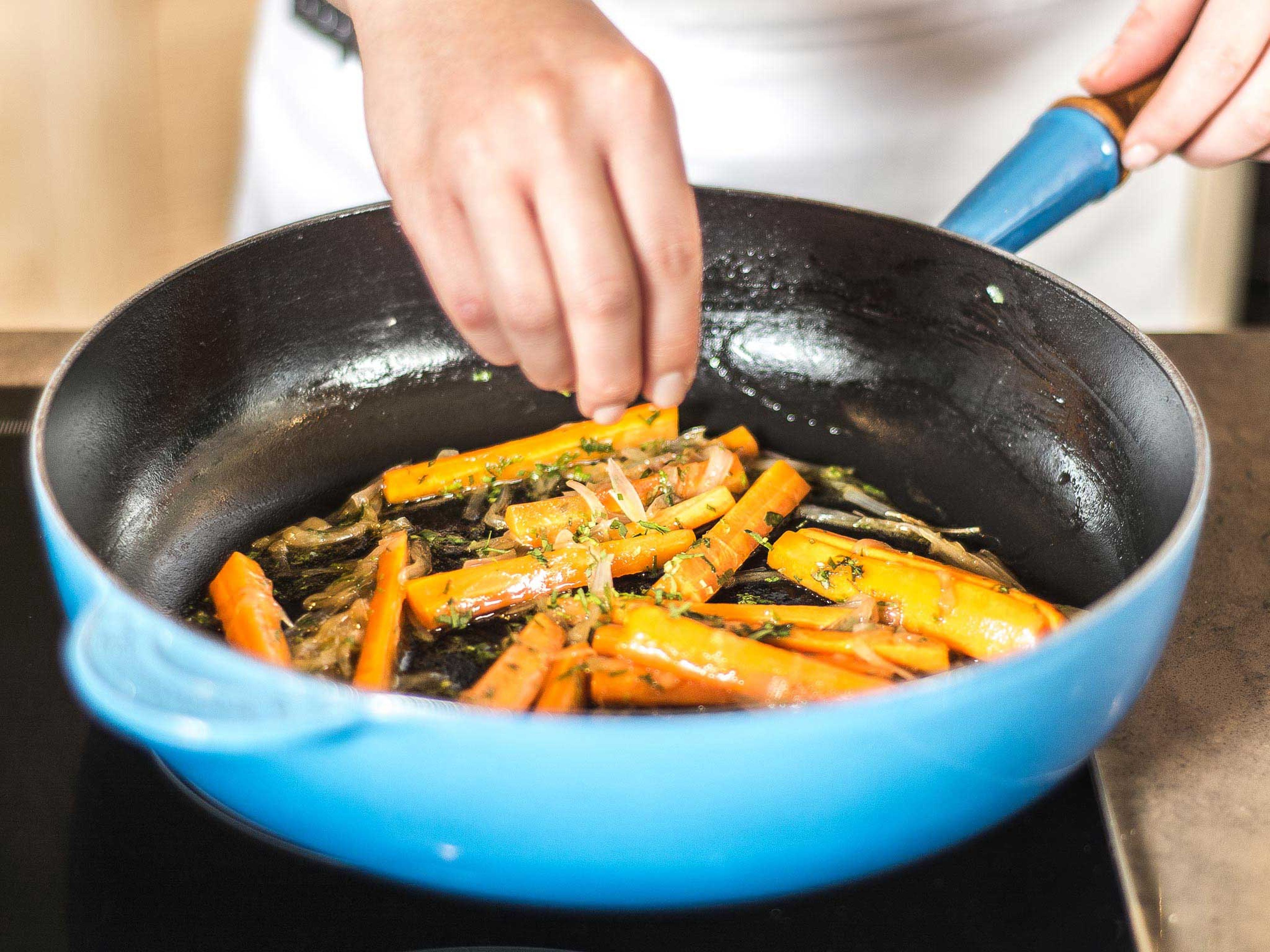 Estragon vom Stiel zupfen, hinzugeben und bei geschlossenem Deckel ca. 5 – 8 Min. garen bis die Karotten weich sind.