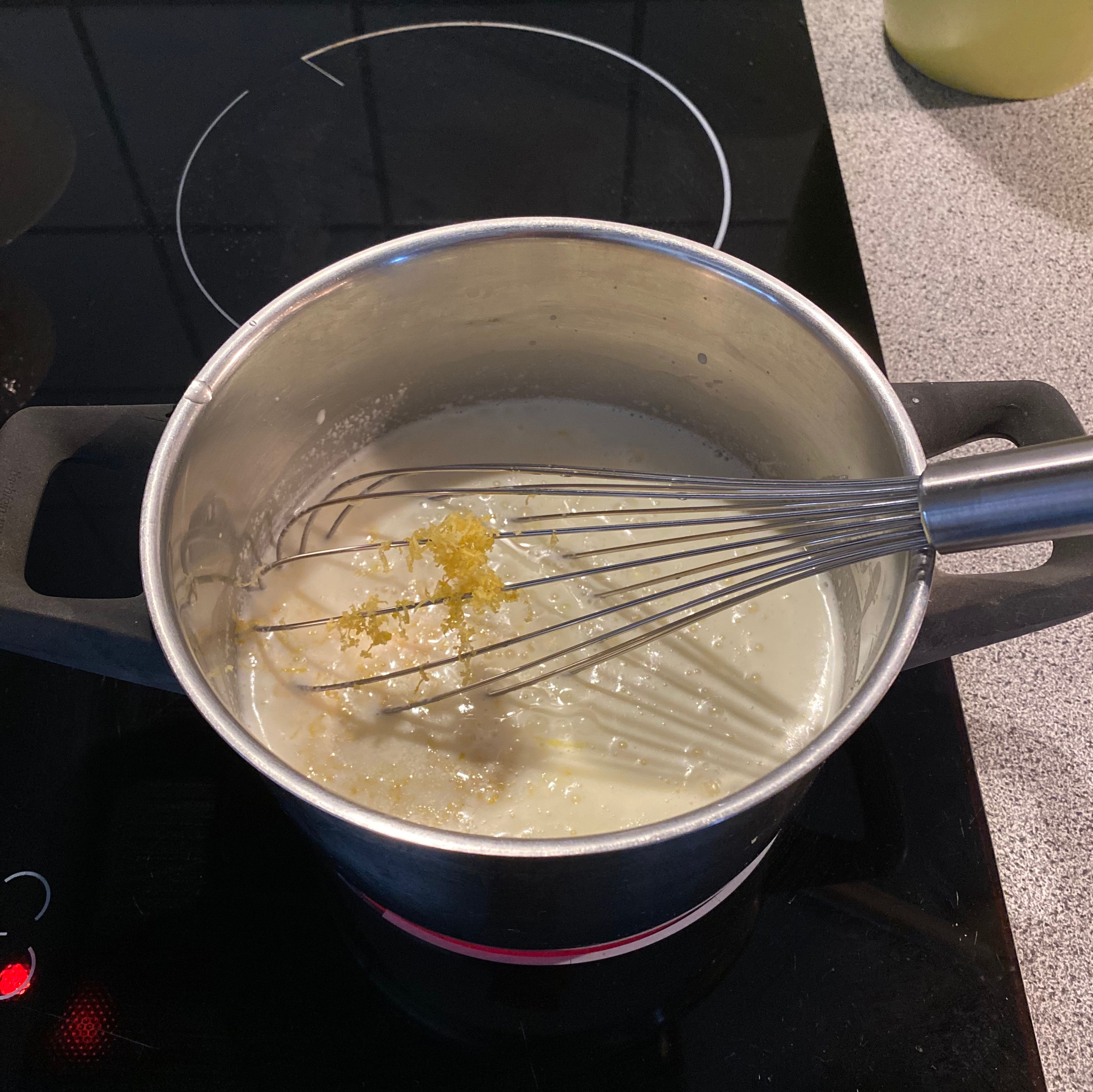 Zitronenschale und Zitronensaft einrühren und eine Prise Salz hinzufügen