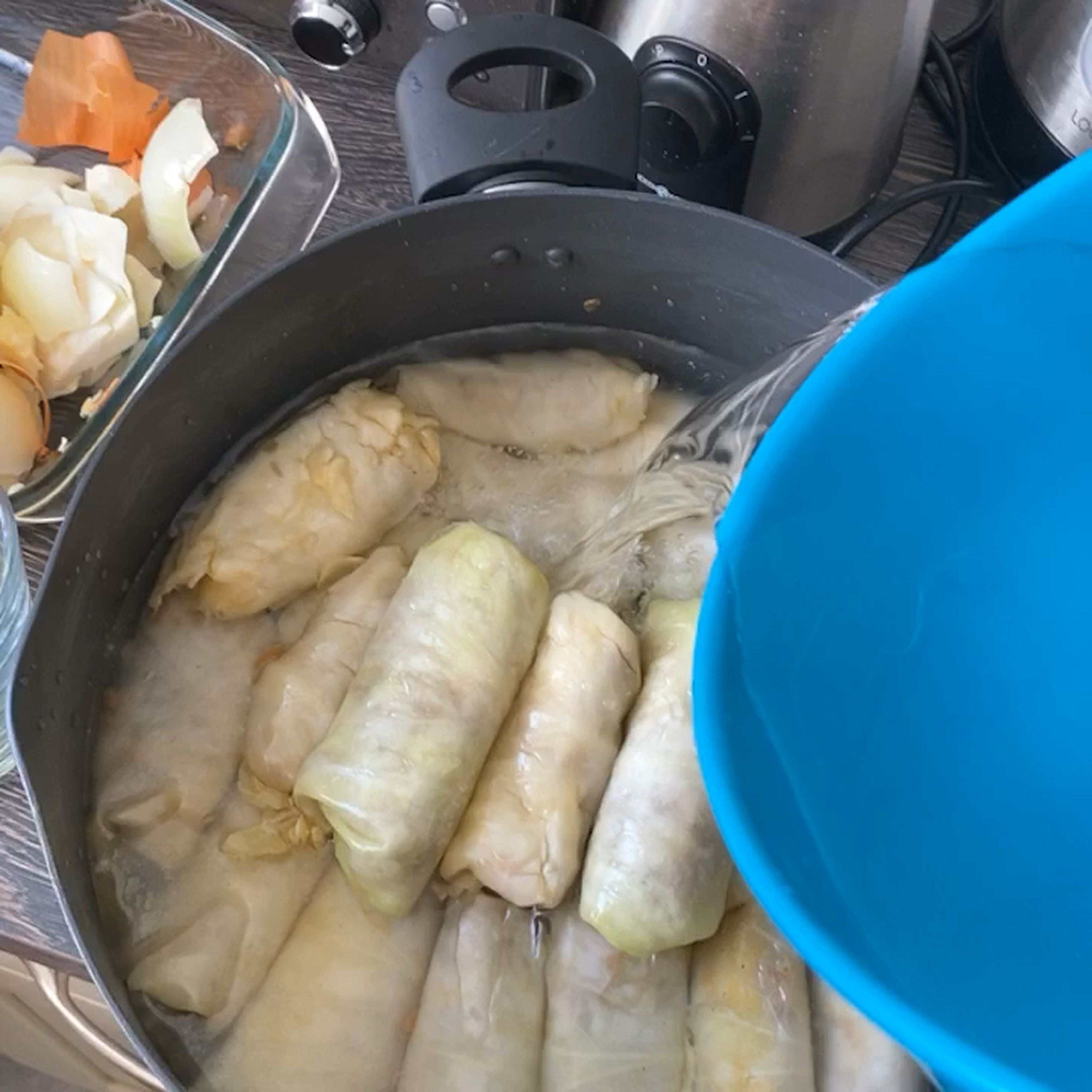 Anschließend Wasser dazu geben bist sie alle bedeckt sind. Für 1 std kochen. Oder im offen Garn. 