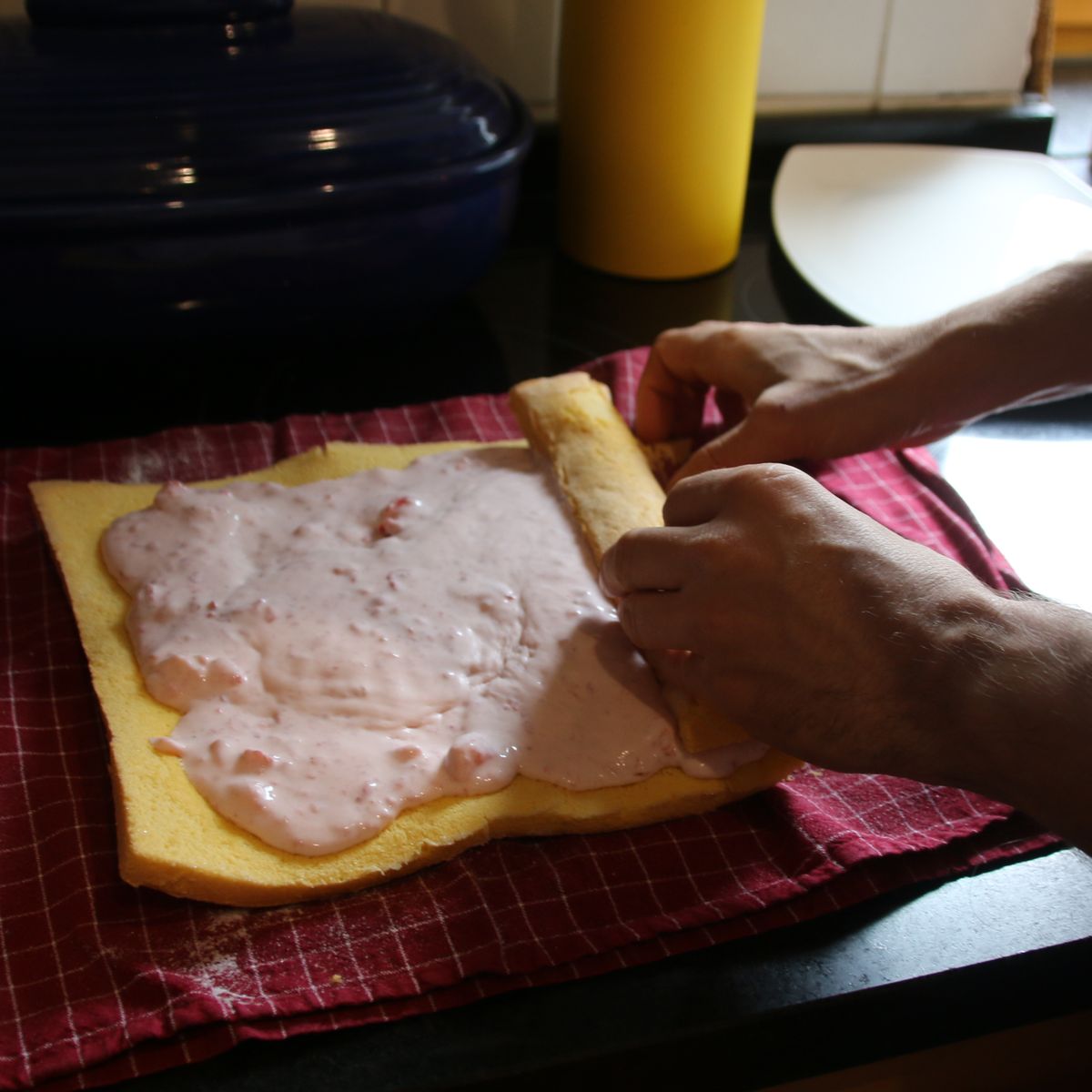 Erdbeerbiskuitrolle mit dem Cookit | Rezept | Kitchen Stories