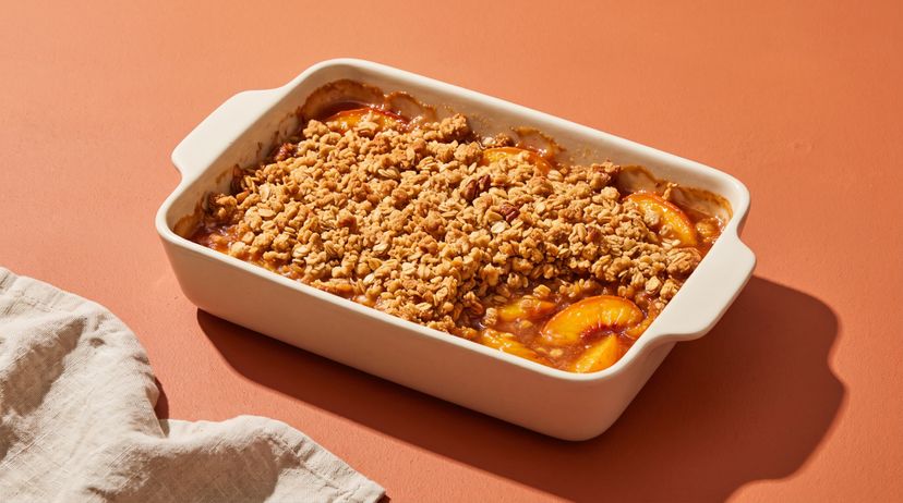 Warmer Pfirsich-Crisp mit Haferflocken für dein süßes Frühstück