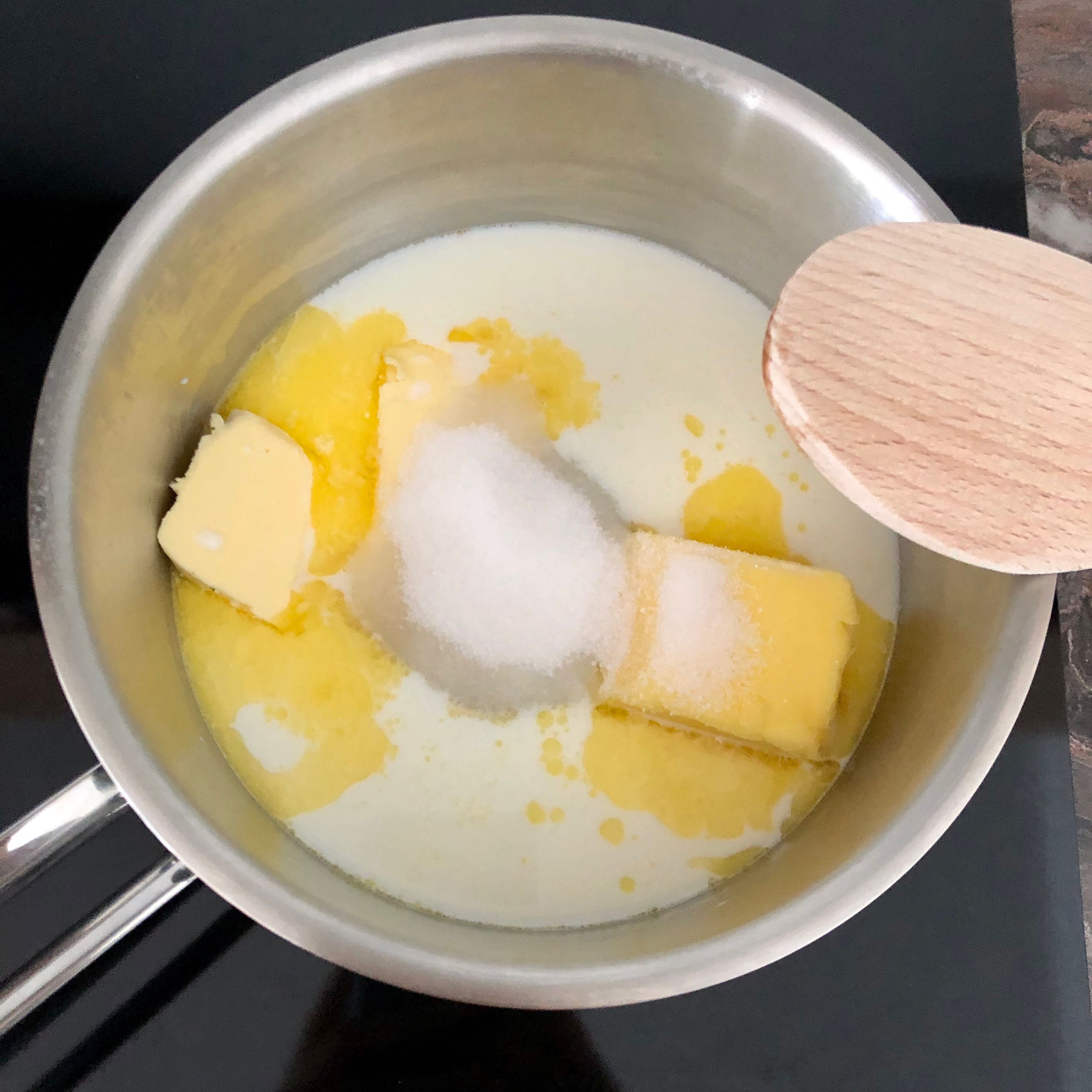 Milch mit Butter, Zucker, Salz und Vanillezucker leicht erwärmen (maximal 30 Grad).