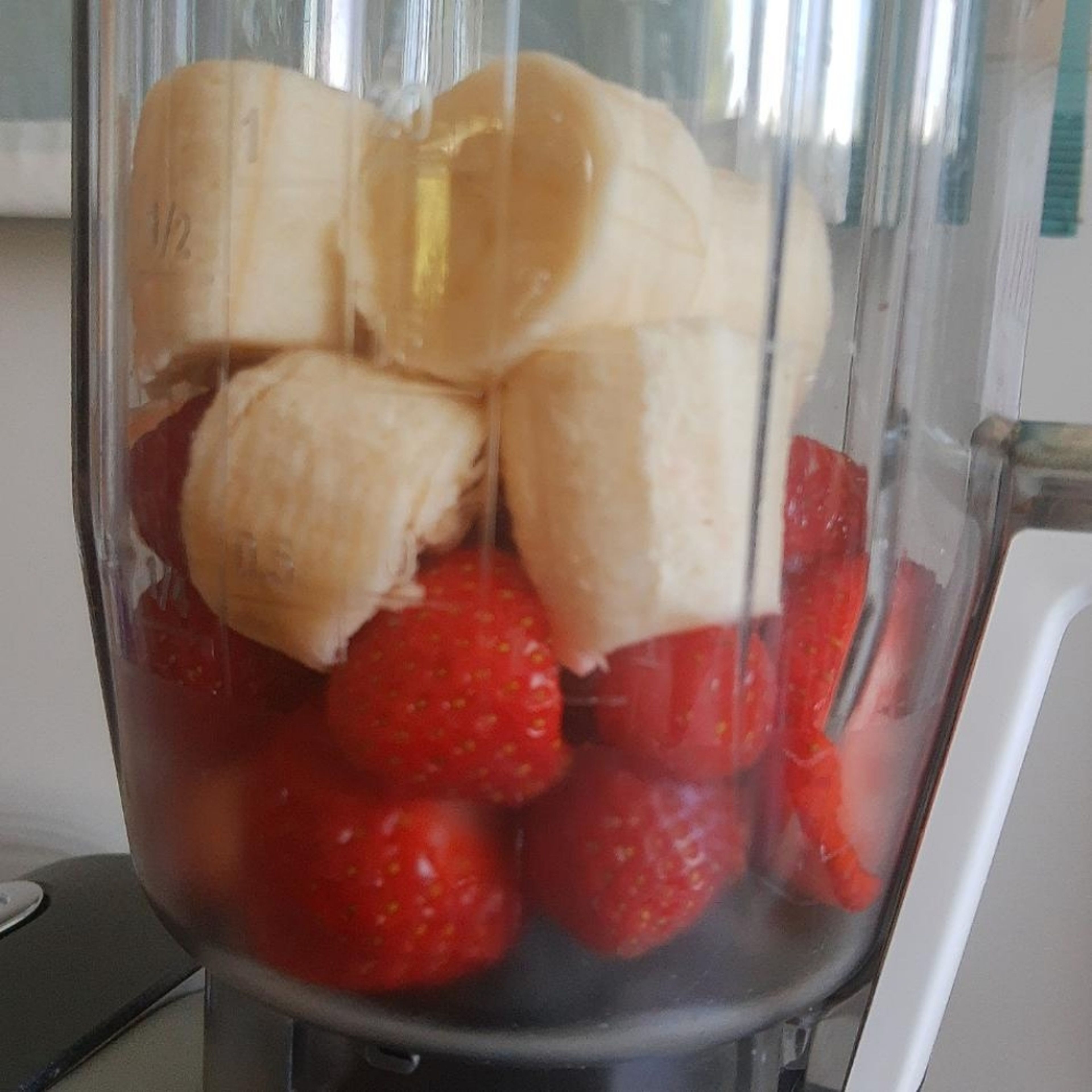 Erdbeeren und Banane in den Mixer geben und mixen.