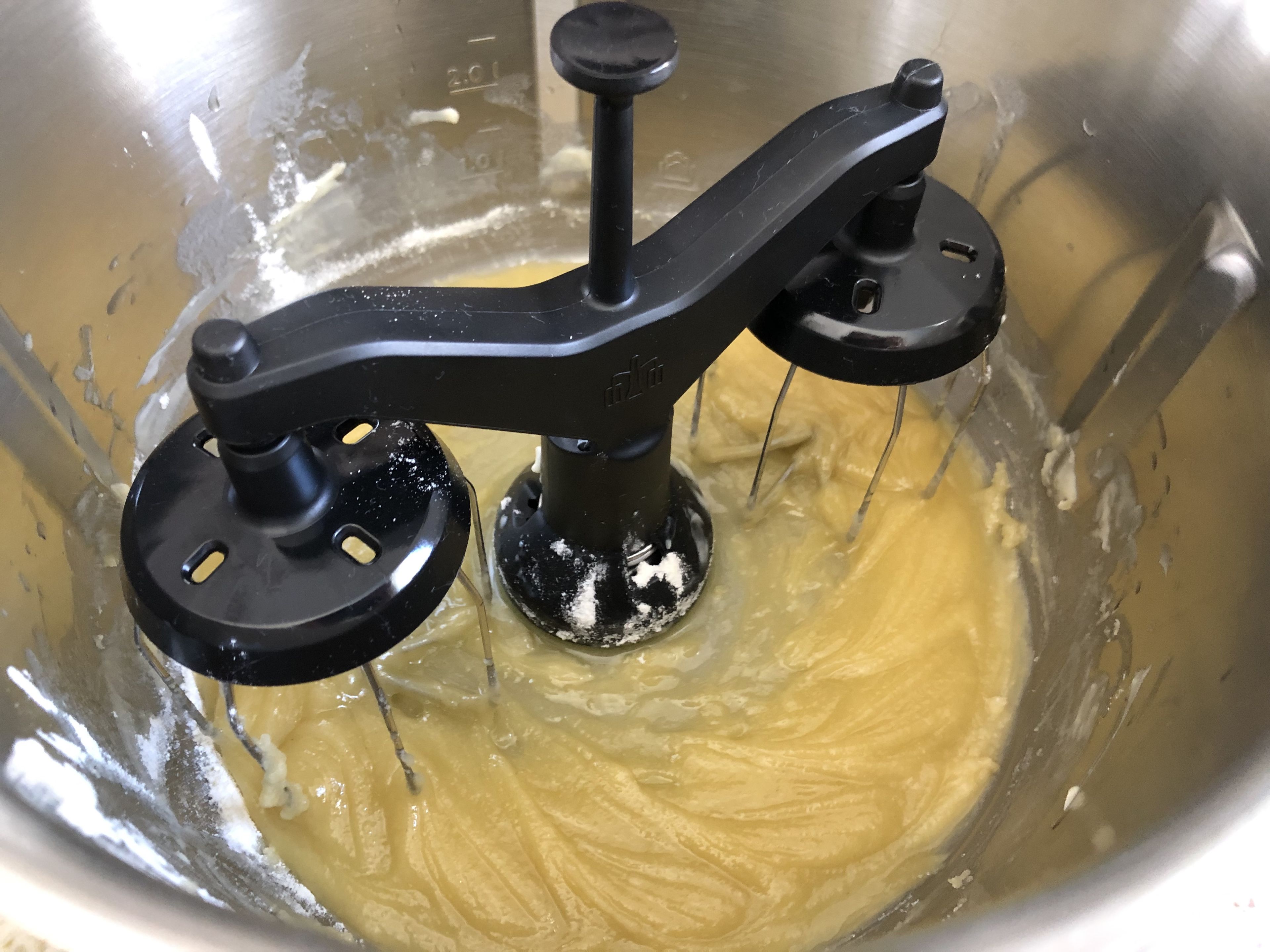 Den Zwillingsrührbesen in den Cookit einsetzen. Die Butter in kleine Stücke teilen und im Cookit einwiegen. Bei 40 Grad auf Stufe 2 ca. 3 Minuten schmelzen, bis die gesamte Butter flüssig ist. Nun das Mehl einwiegen. Ca. 2 Minuten weiterrühren, bis eine gleichmäßige Mehlschwitze entstanden ist. 
 (Zwillingsrührbesen | Stufe 2 | 40°C | 5:00 Min)