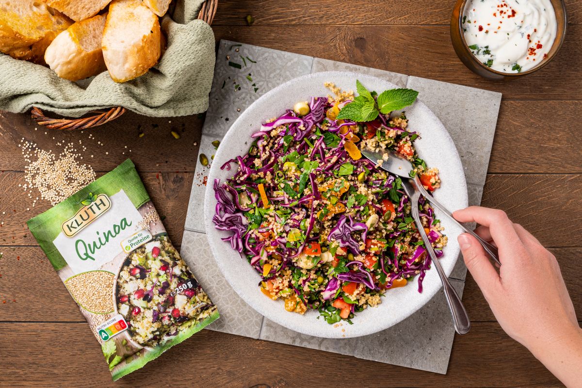 Rotkohl-Tabouleh mit Joghurt-Minz-Dip | Rezept | Kitchen Stories