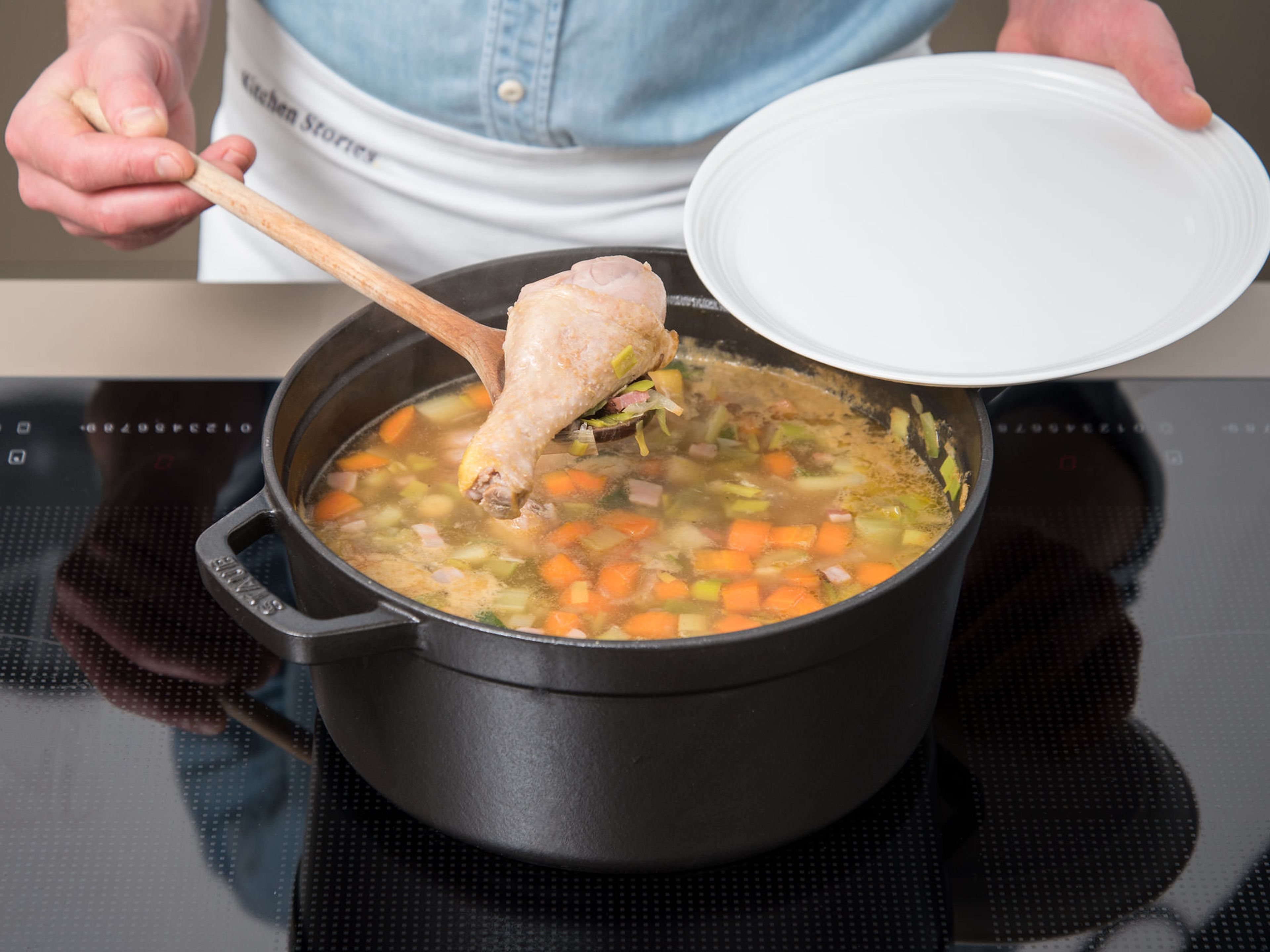Remove chicken drumsticks from the pot. Set aside and allow to cool. In the meantime, add the egg noodles to the pot and cook, covered, for approx. 10 min.