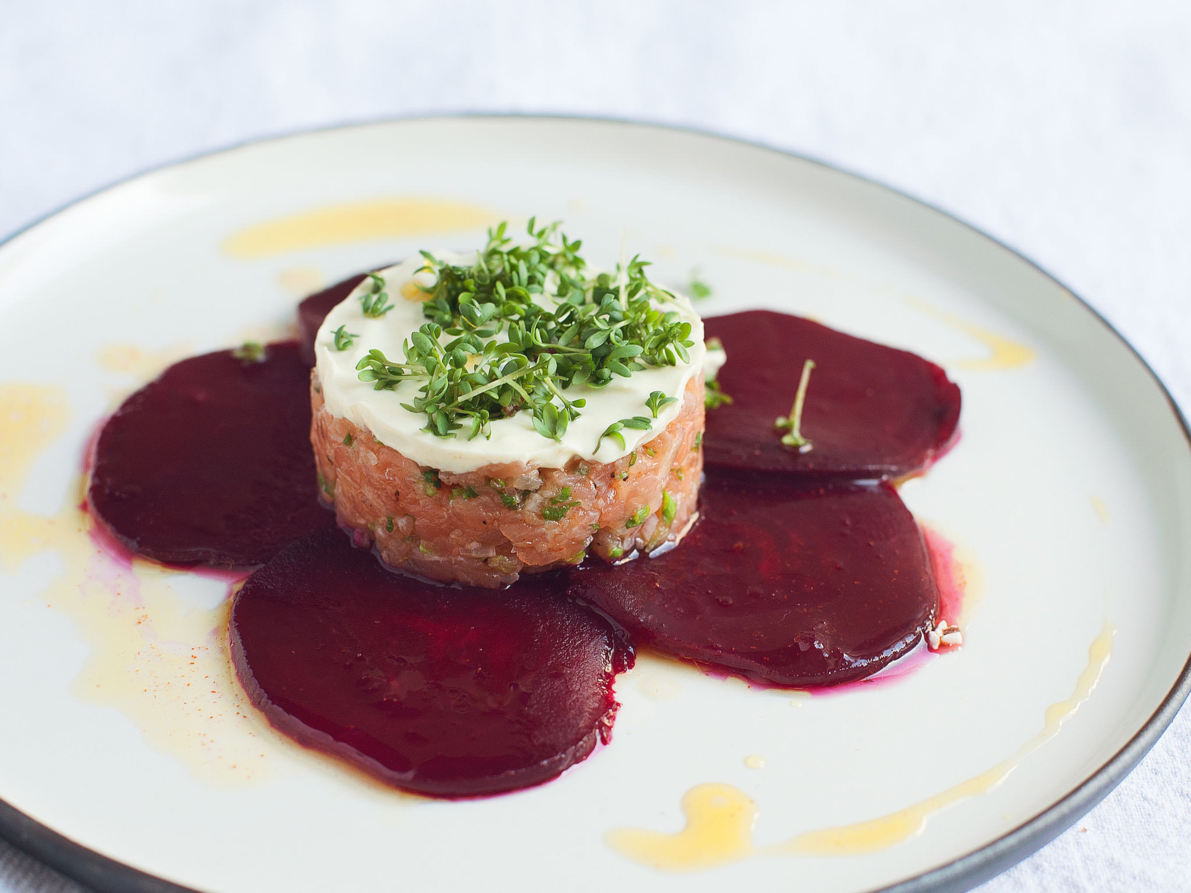Lachs-Tartar auf Rote-Bete-Carpaccio und Wasabi-Creme
