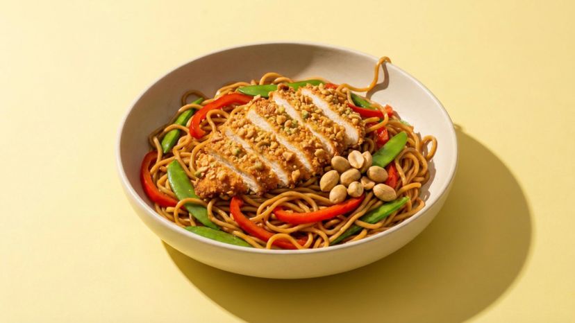 Wok-Klassiker mit Twist: Gebratene Nudeln und knuspriges Wasabi-Hähnchen