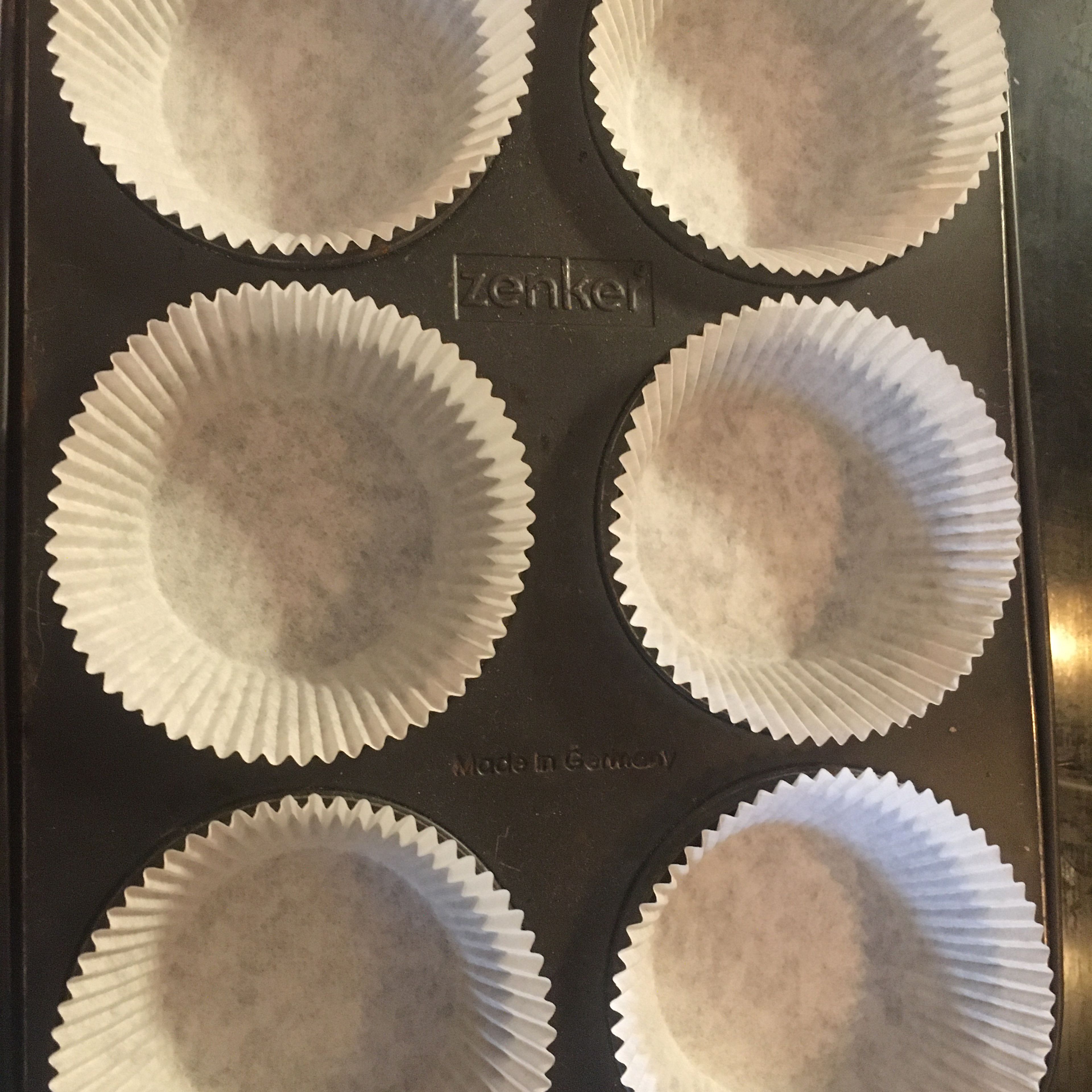 Den Ofen auf 180 Grad vorheizen. Ein Muffin Blech mit Muffin Förmchen auslegen.