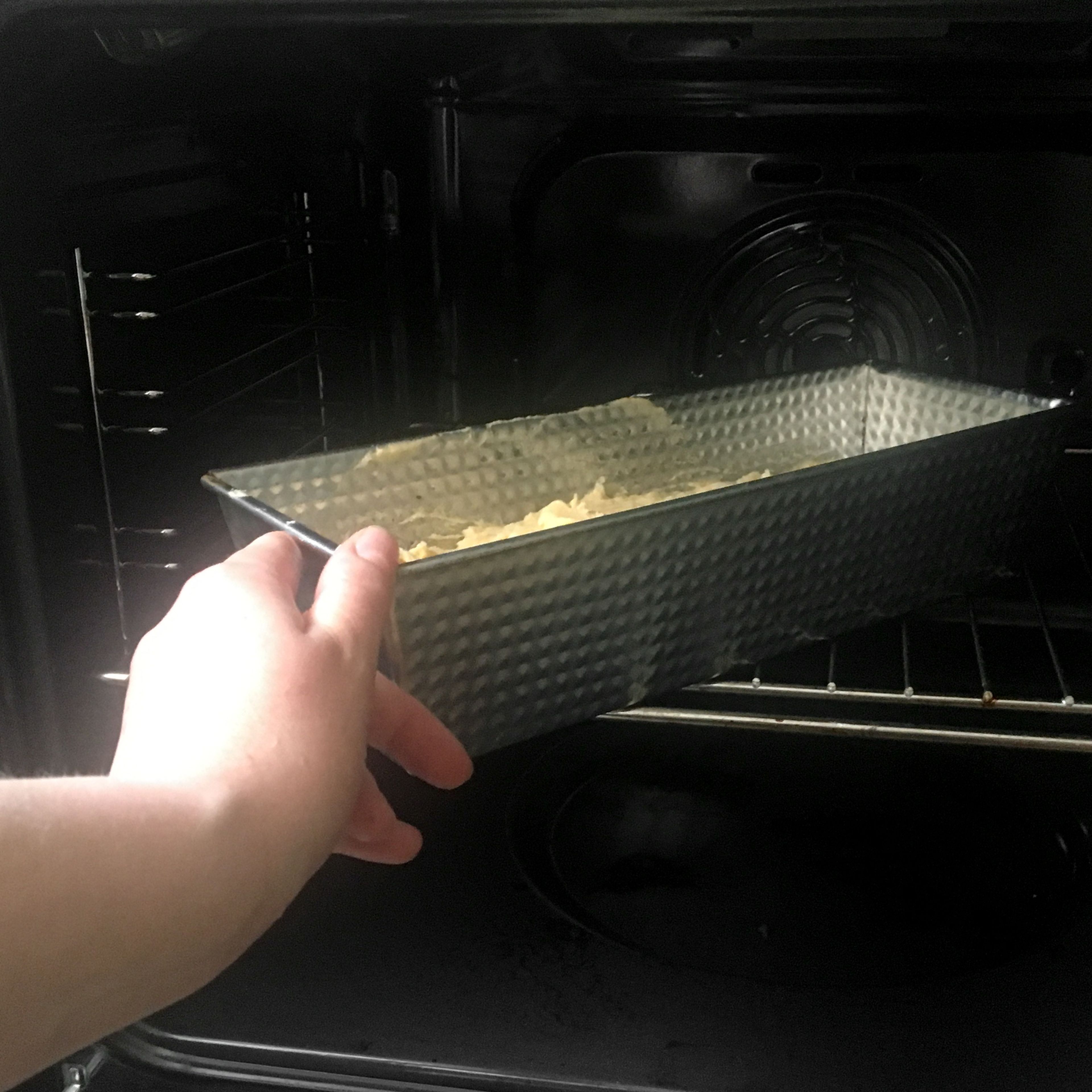 Den Teig in die Kuchenform füllen und für etwa 50 Min. backen, bis er goldbraun ist. Nach dem Backen kurz in der Form abkühlen lassen und den Rührkuchen dann auf ein Kuchengitter stürzen.